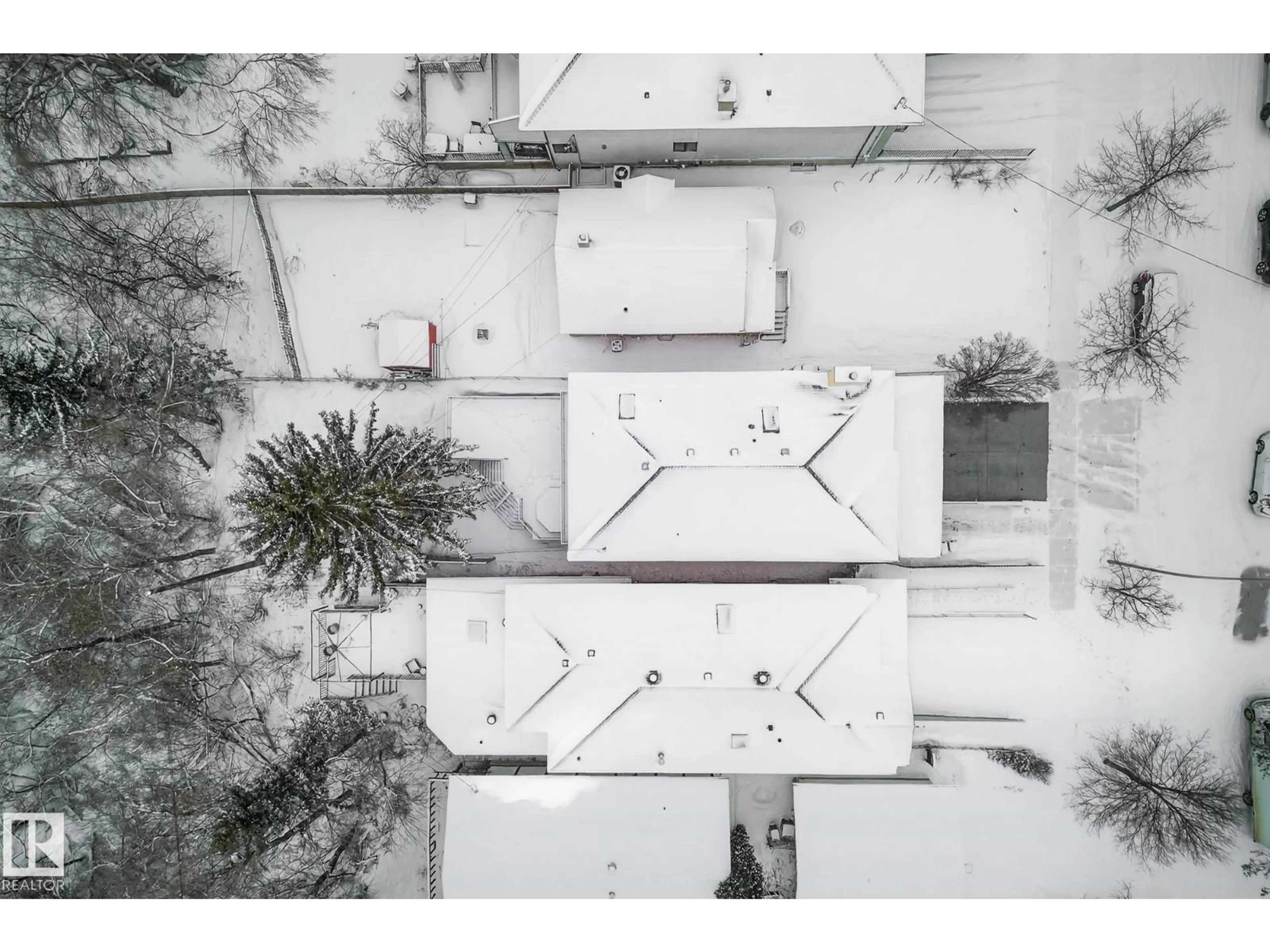 A pic from outside/outdoor area/front of a property/back of a property/a pic from drone, street for 9115 77 AV, Edmonton Alberta T6C0M1