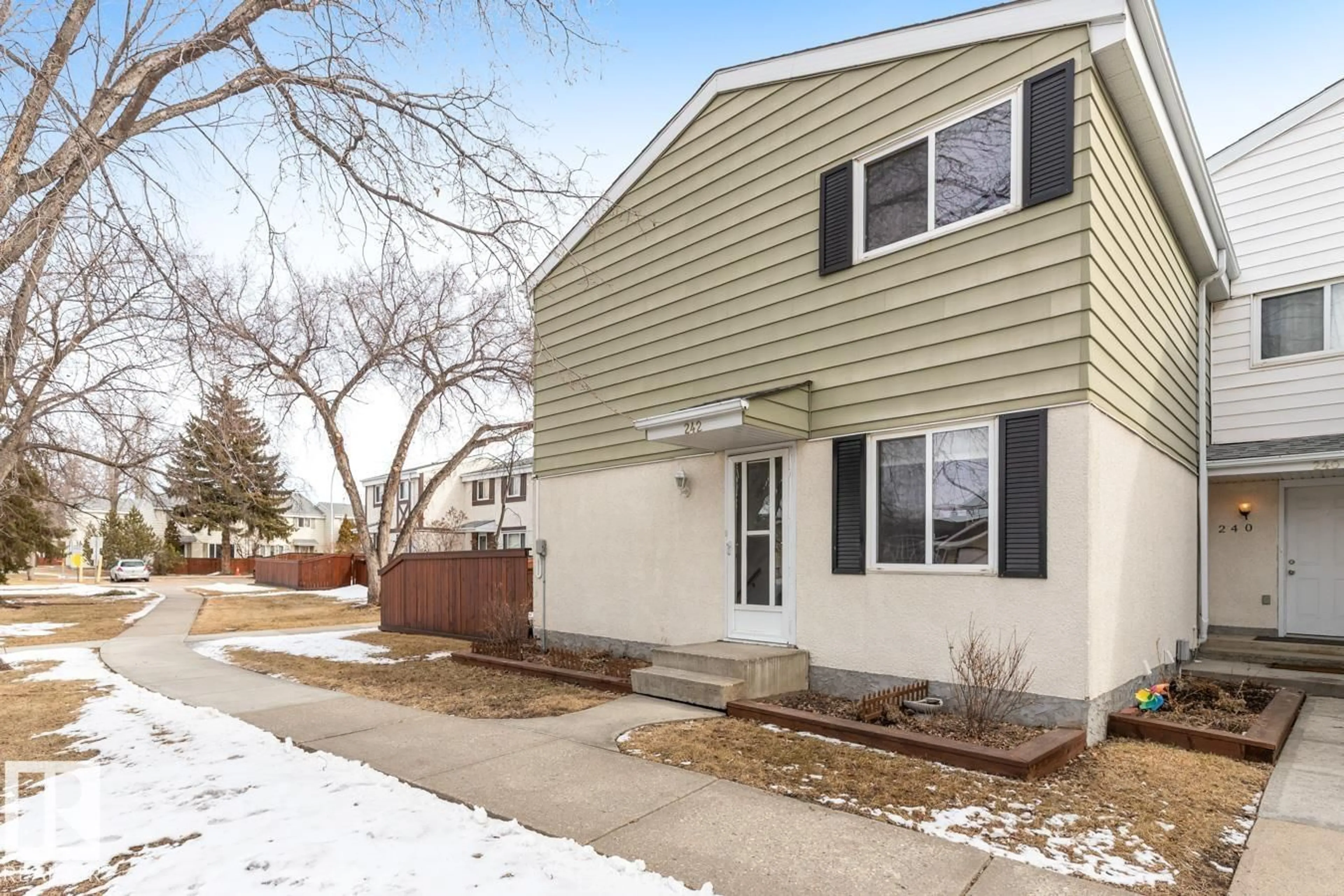 Home with vinyl exterior material, street for 242 PRIMROSE GARDENS NW, Edmonton Alberta T5T0R1