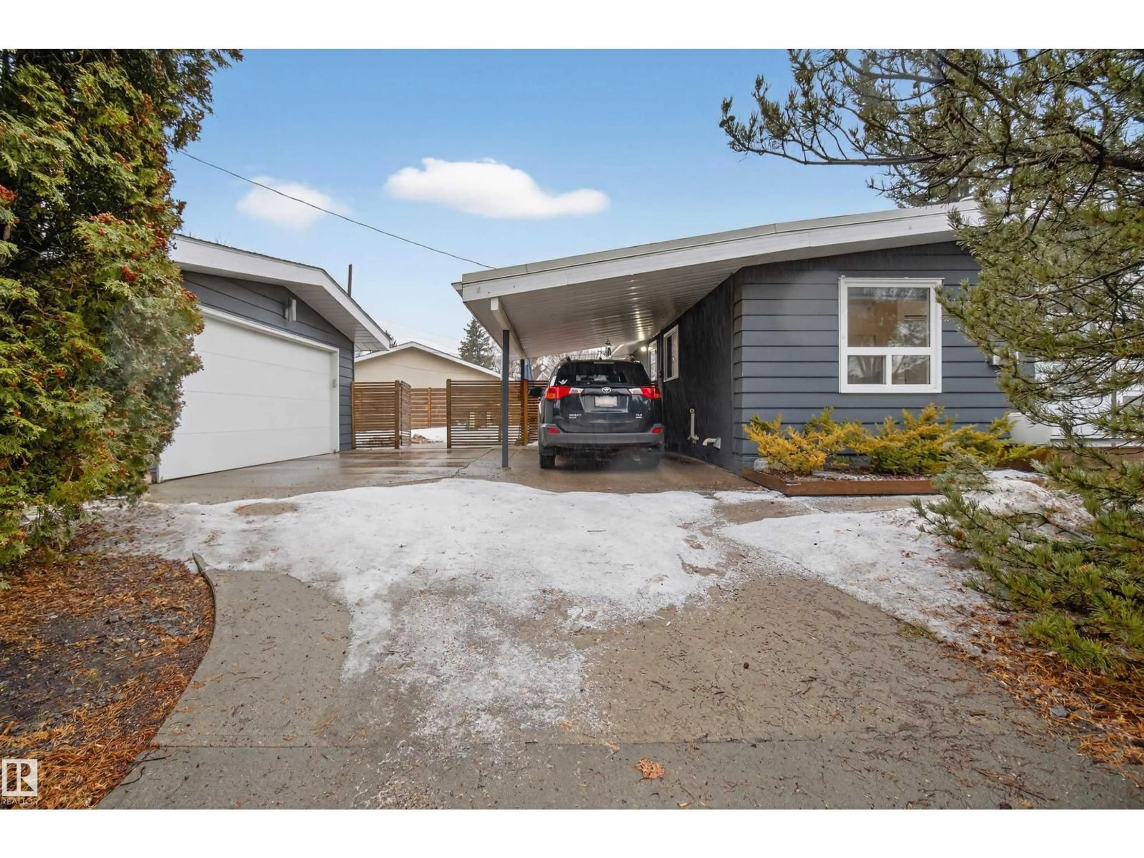 Indoor garage for 15719 89A AV, Edmonton Alberta T5R4T1