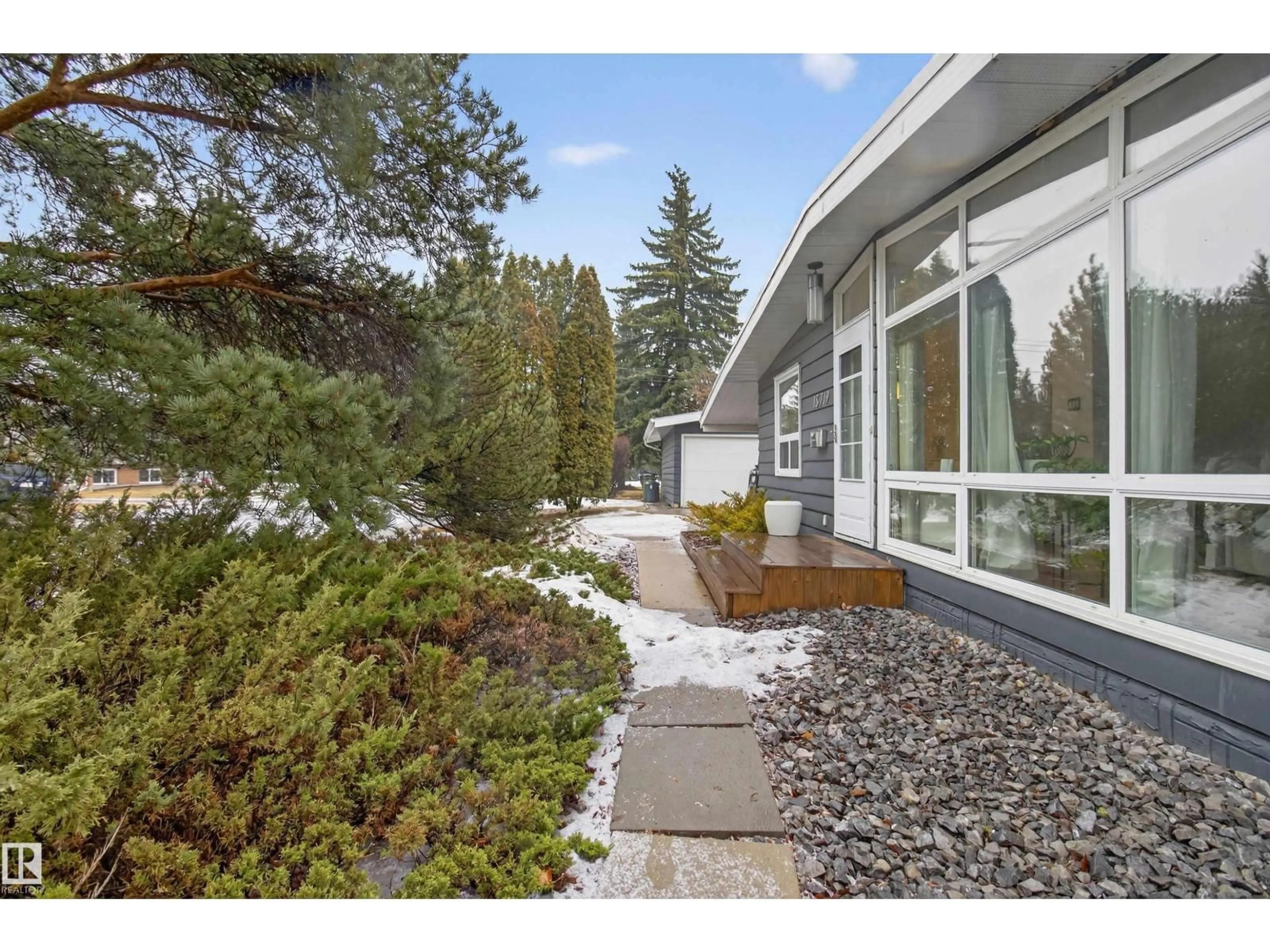 Patio, unknown for 15719 89A AV, Edmonton Alberta T5R4T1