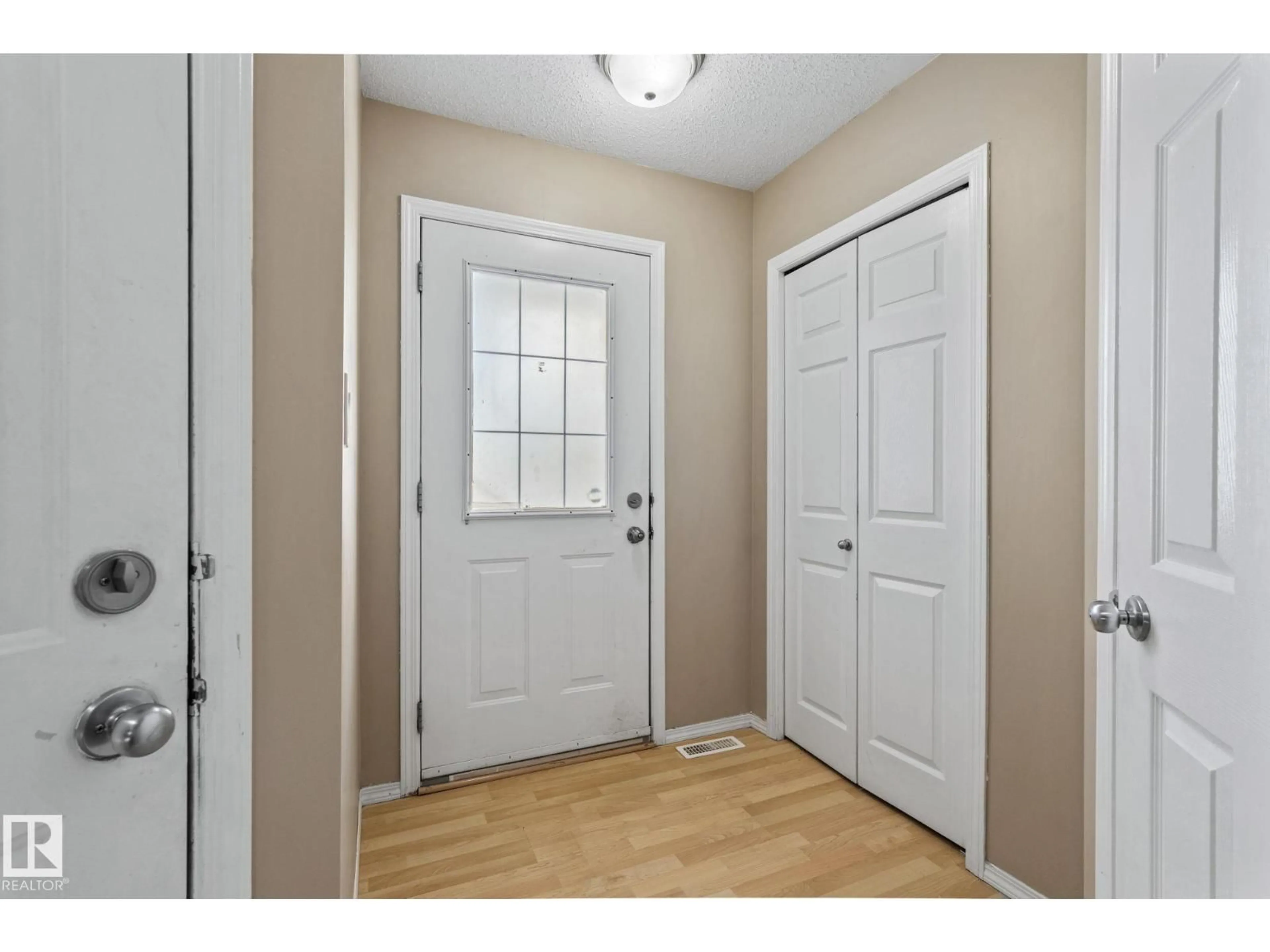 Indoor entryway for 4350 - 92 23 STREET, Edmonton Alberta T6T1X8