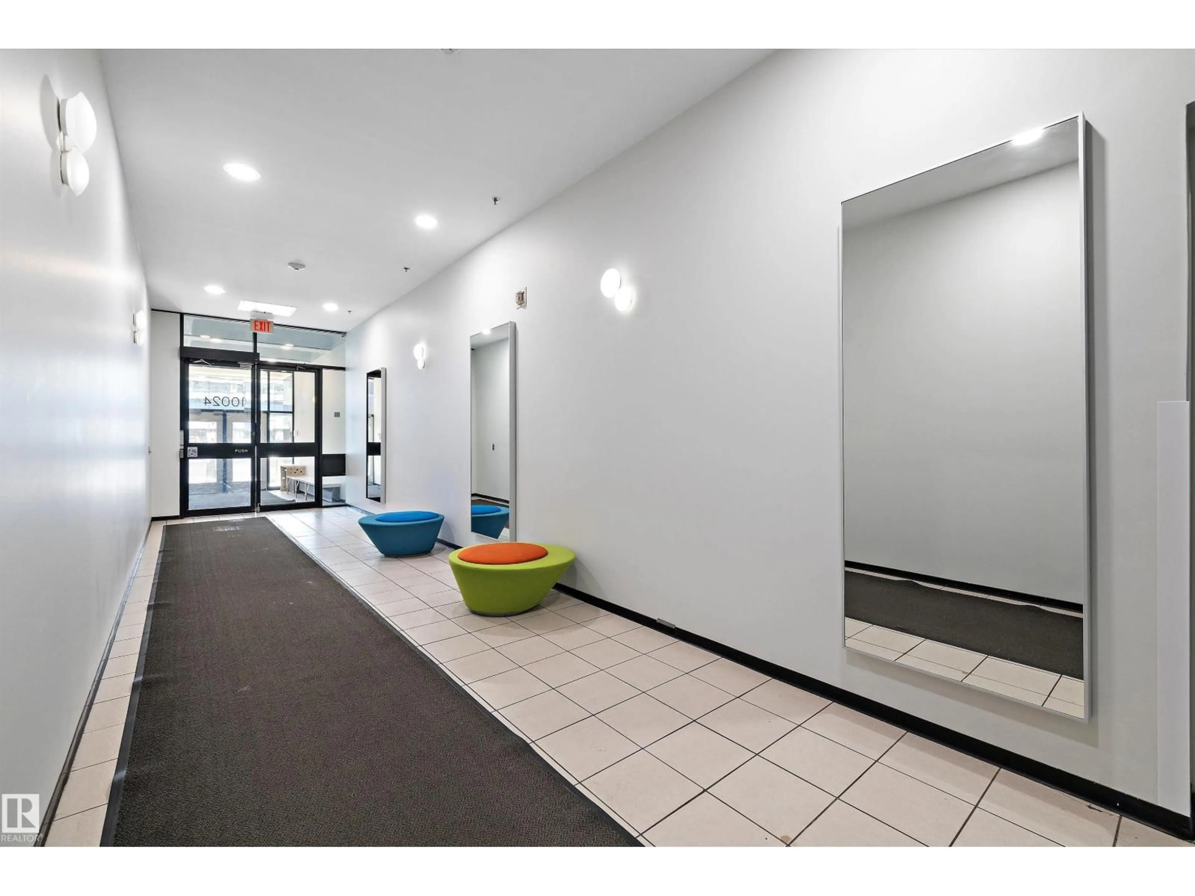 Indoor foyer for 1810 JASPER AV NW, Edmonton Alberta T5J1R9