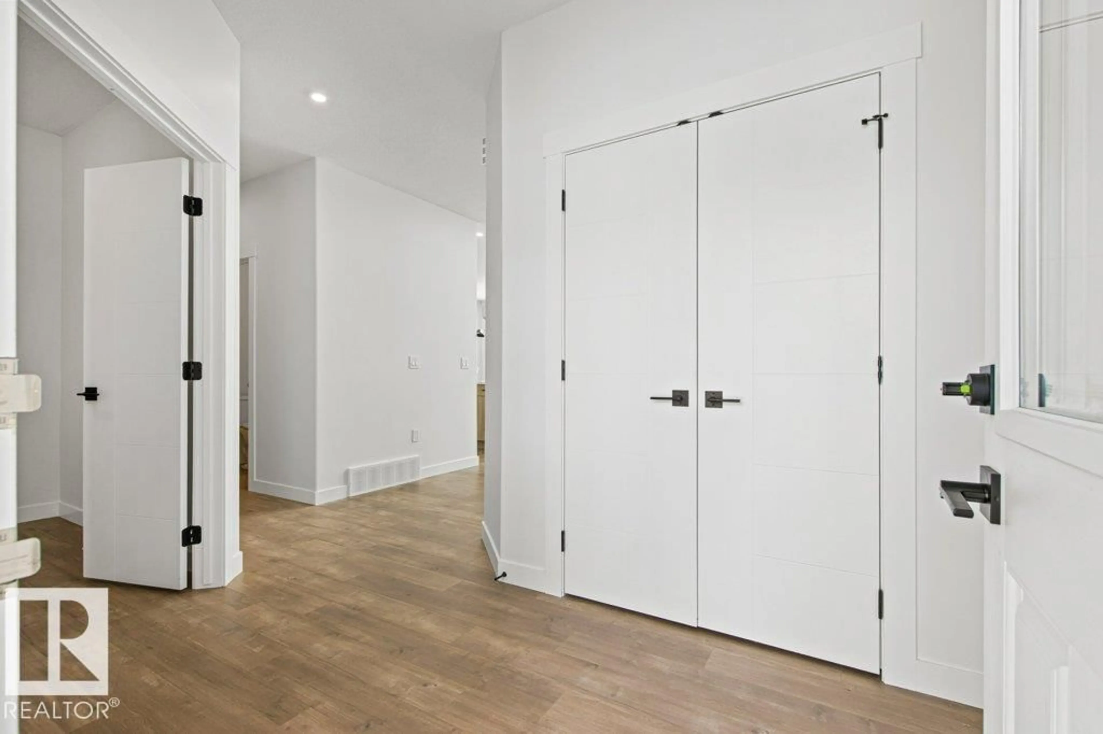 Indoor entryway for 5018 53 AV, Calmar Alberta T0C0V0