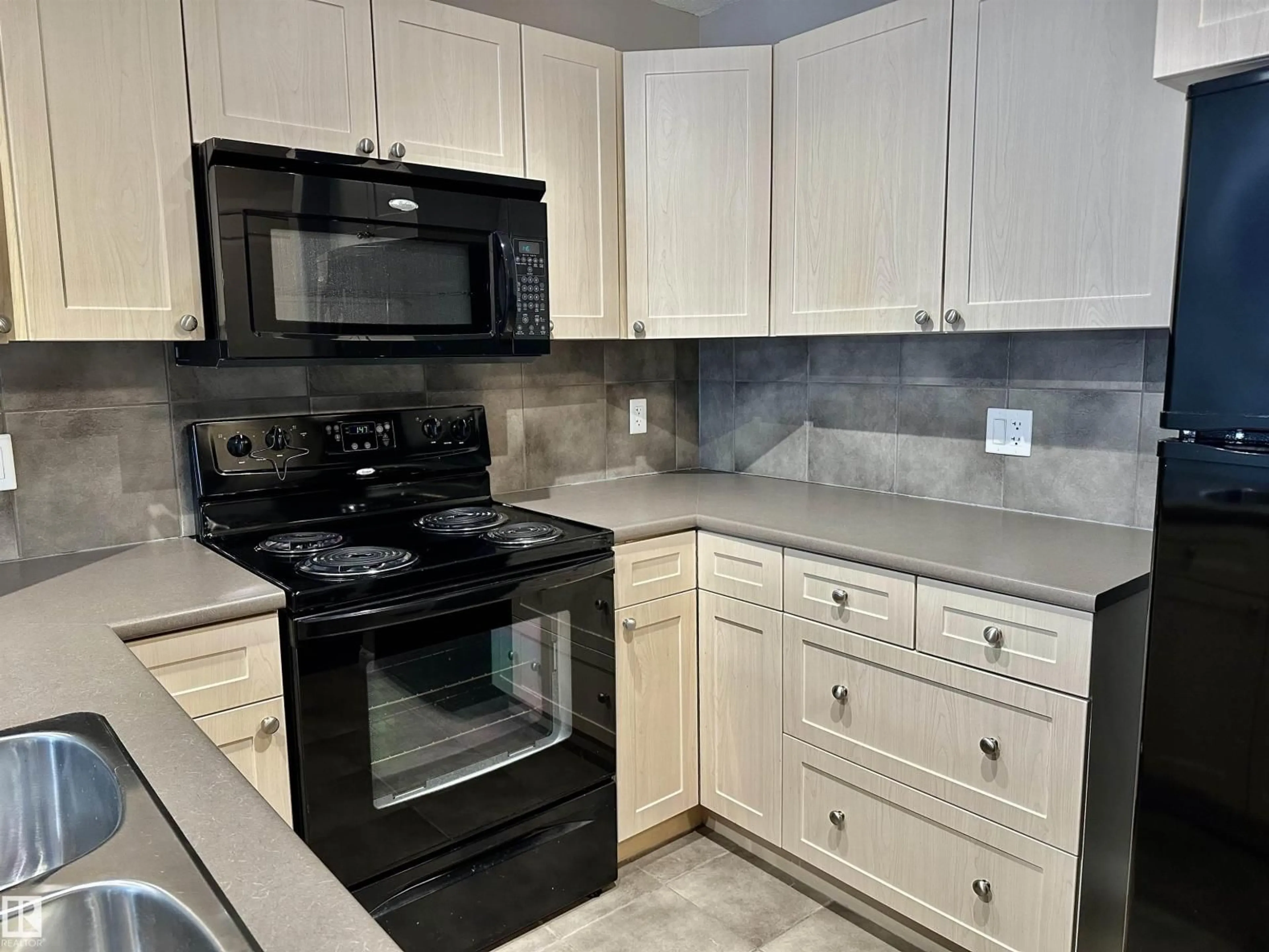 Standard kitchen, ceramic/tile floor for 400 - 336 PALISADES WY, Sherwood Park Alberta T8H2T9