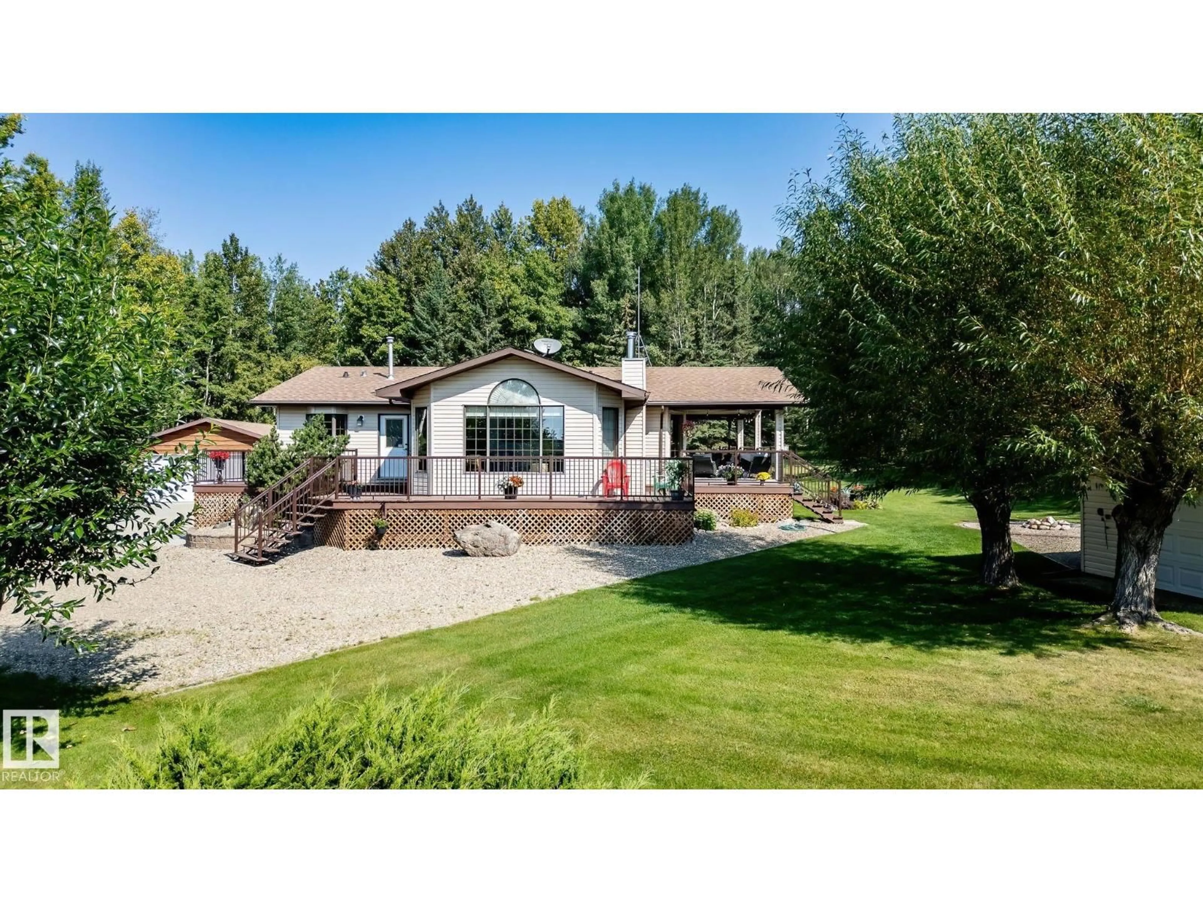 A pic from outside/outdoor area/front of a property/back of a property/a pic from drone, unknown for 4002 SCOTT AV, Rural Wetaskiwin County Alberta T0C2C0
