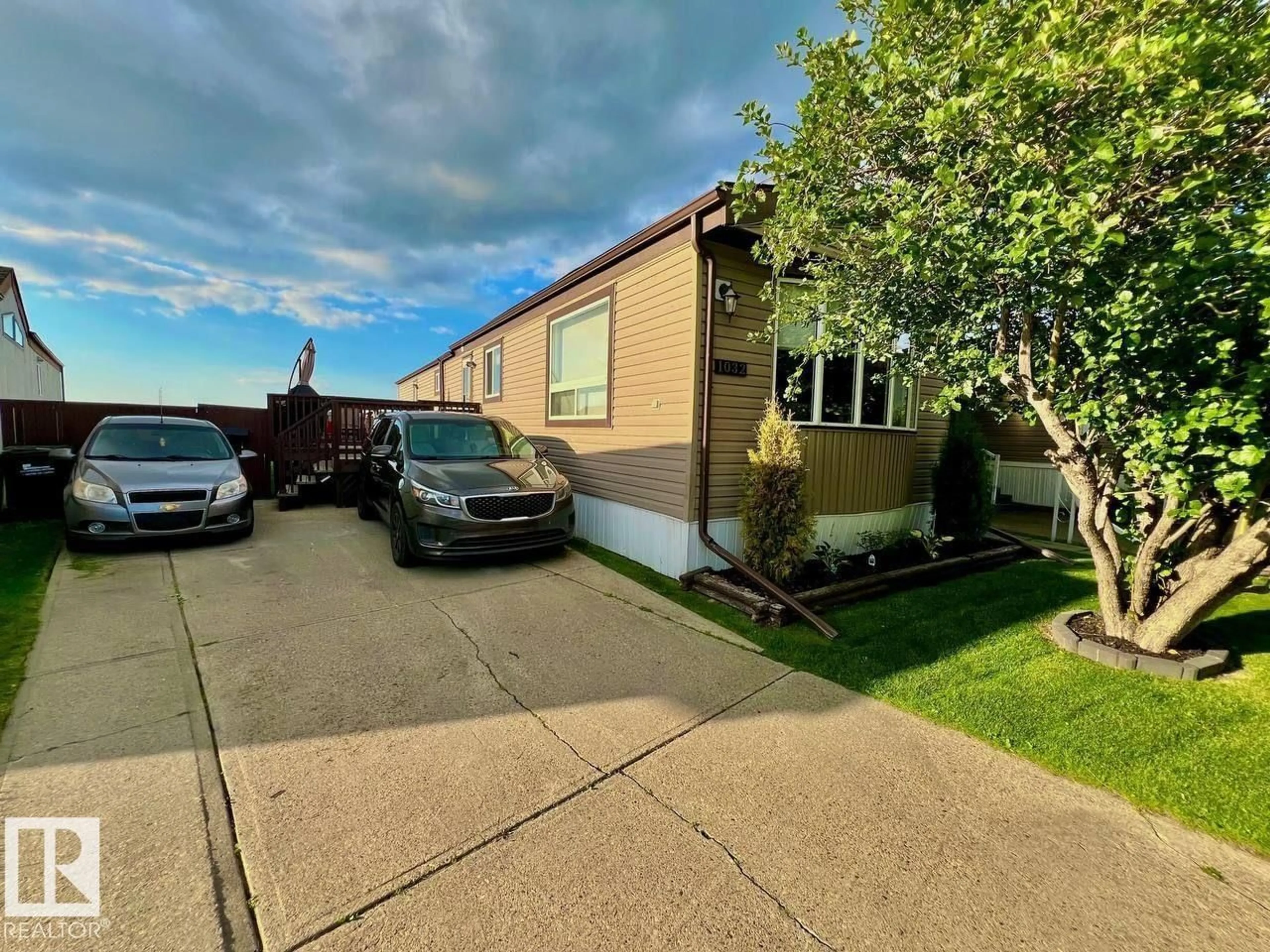 A pic from outside/outdoor area/front of a property/back of a property/a pic from drone, street for 1032 LAKELAND CR, Sherwood Park Alberta T8H1J2