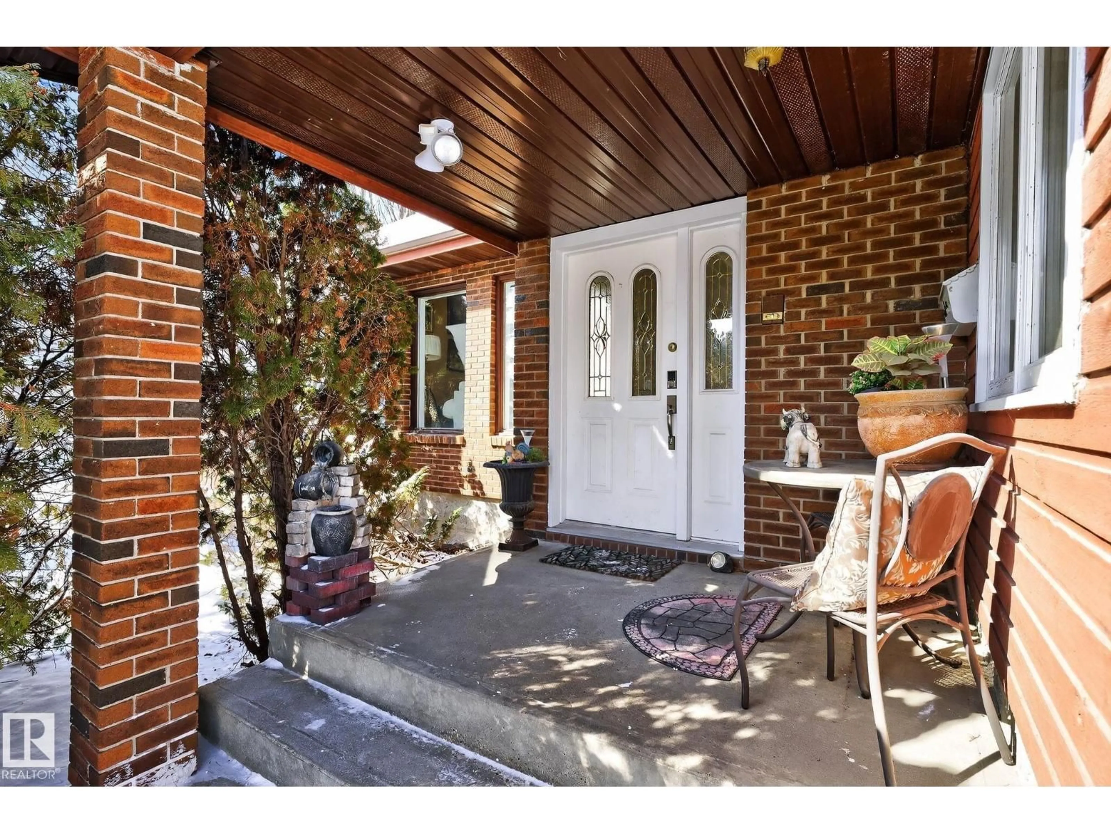 Indoor entryway for 5604 174 ST NW, Edmonton Alberta T6M1J1