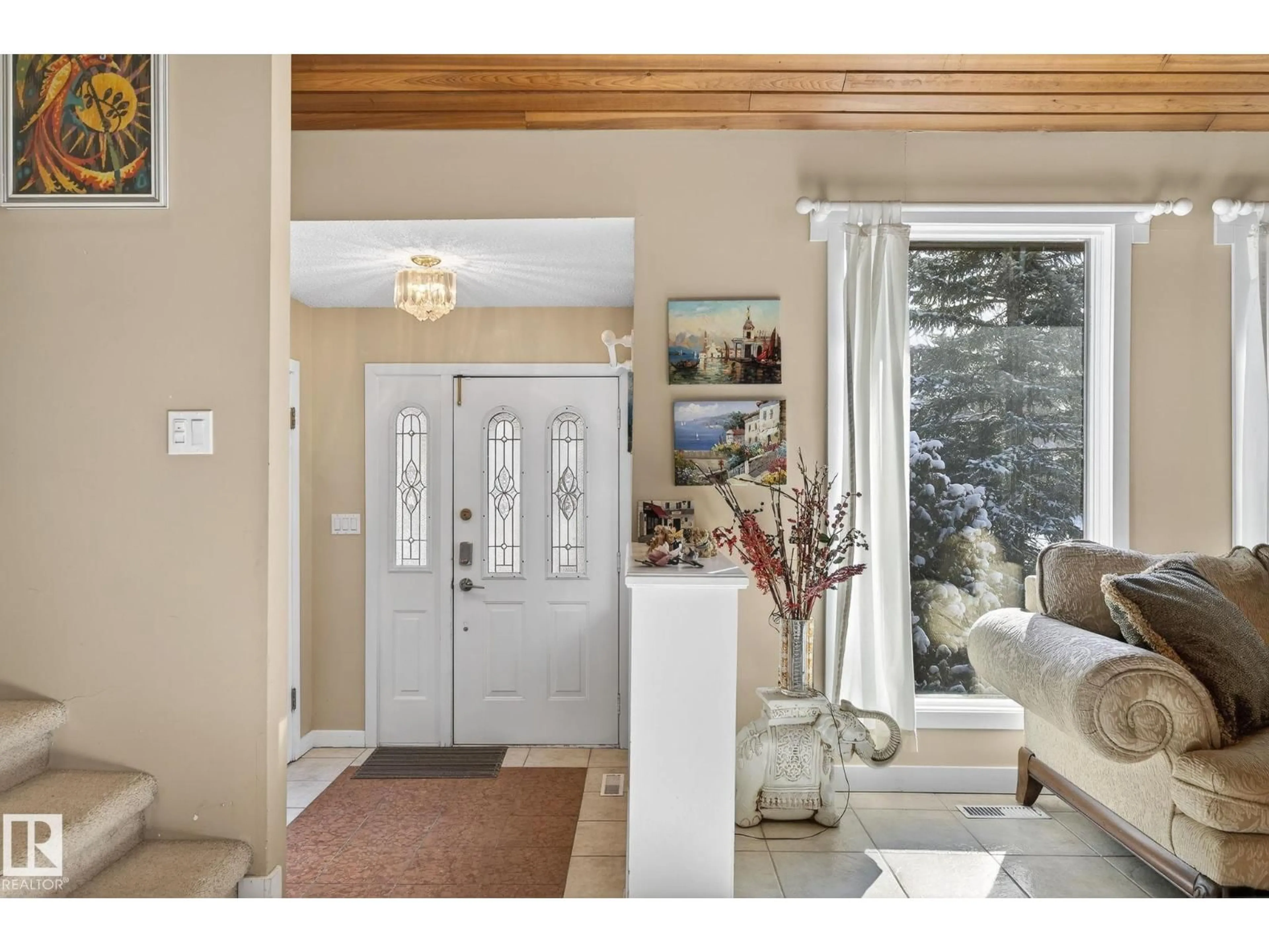 Indoor entryway for 5604 174 ST NW, Edmonton Alberta T6M1J1