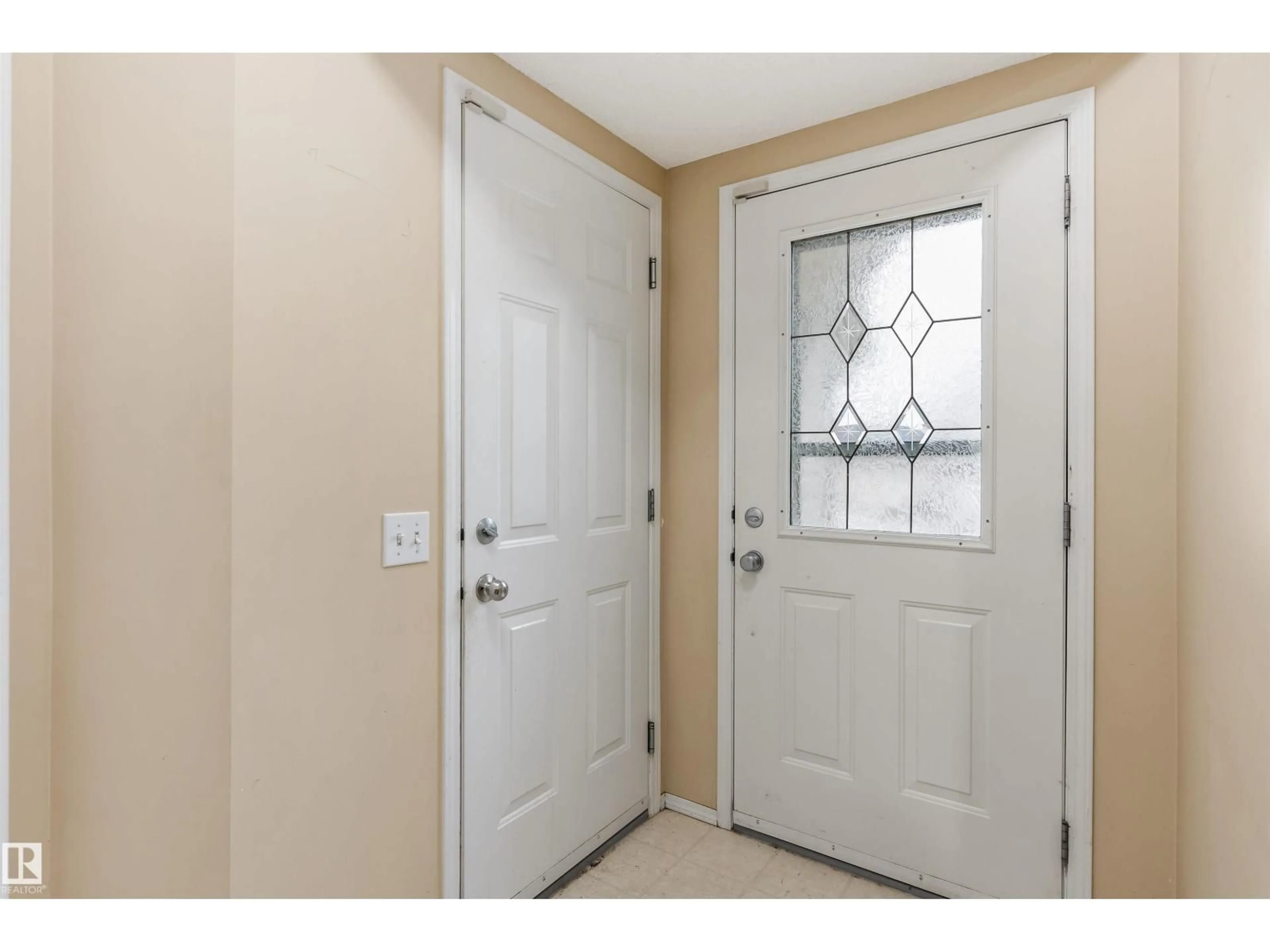Indoor entryway for 1233 ORMSBY LN, Edmonton Alberta T5T6R2