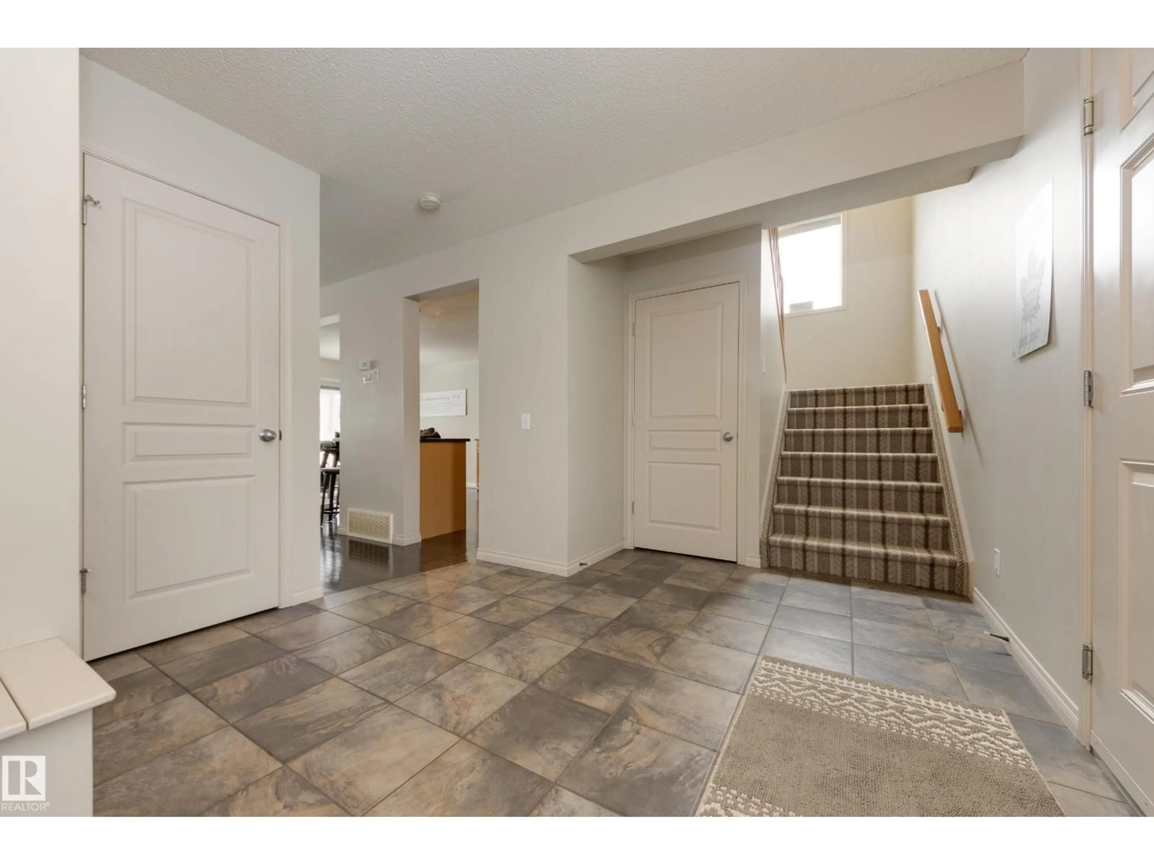 Indoor entryway for 14 LANDON CR, Spruce Grove Alberta T7X0E4