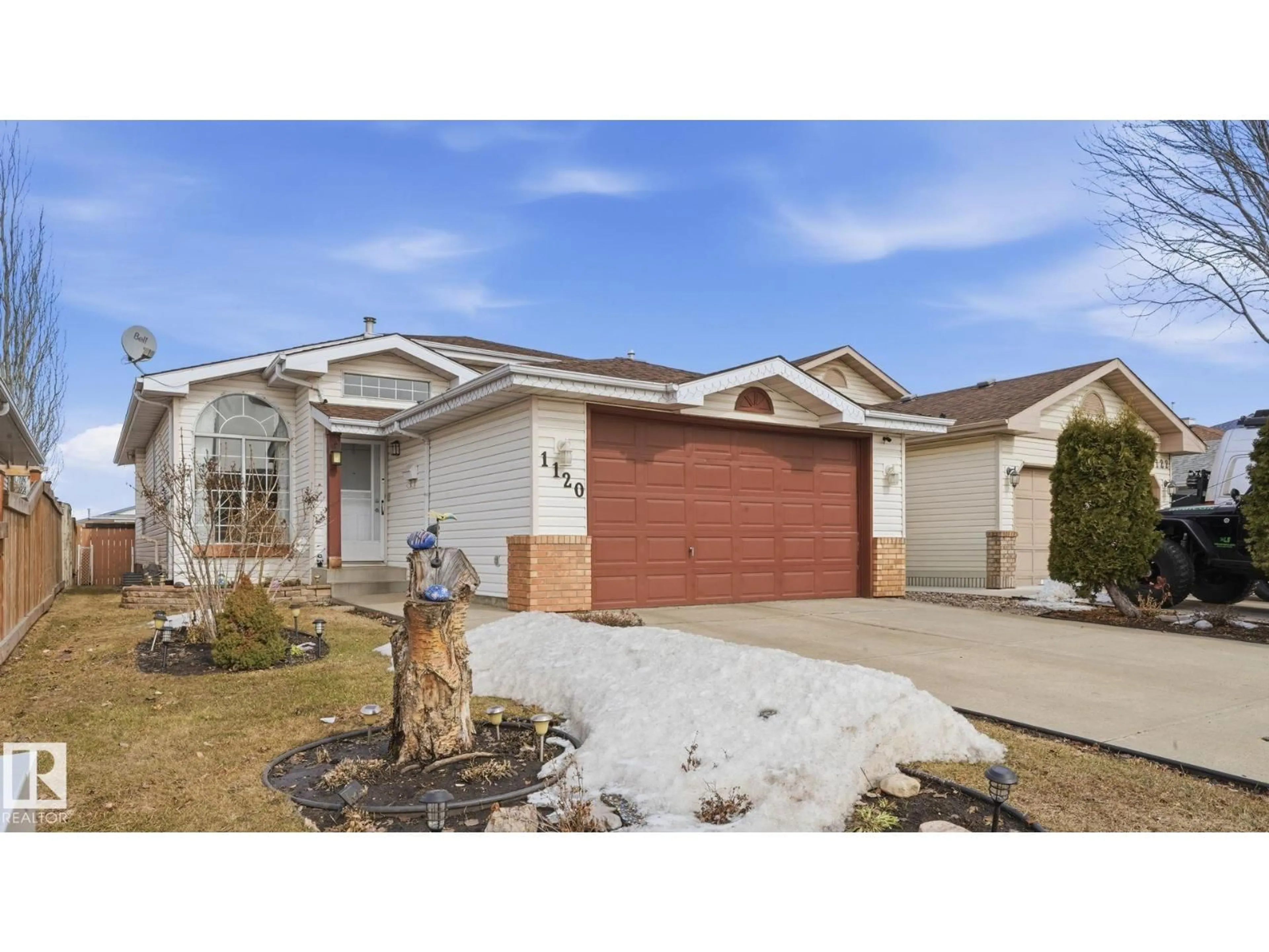 Home with vinyl exterior material, street for 1120 KANE WD, Edmonton Alberta T6L6T6