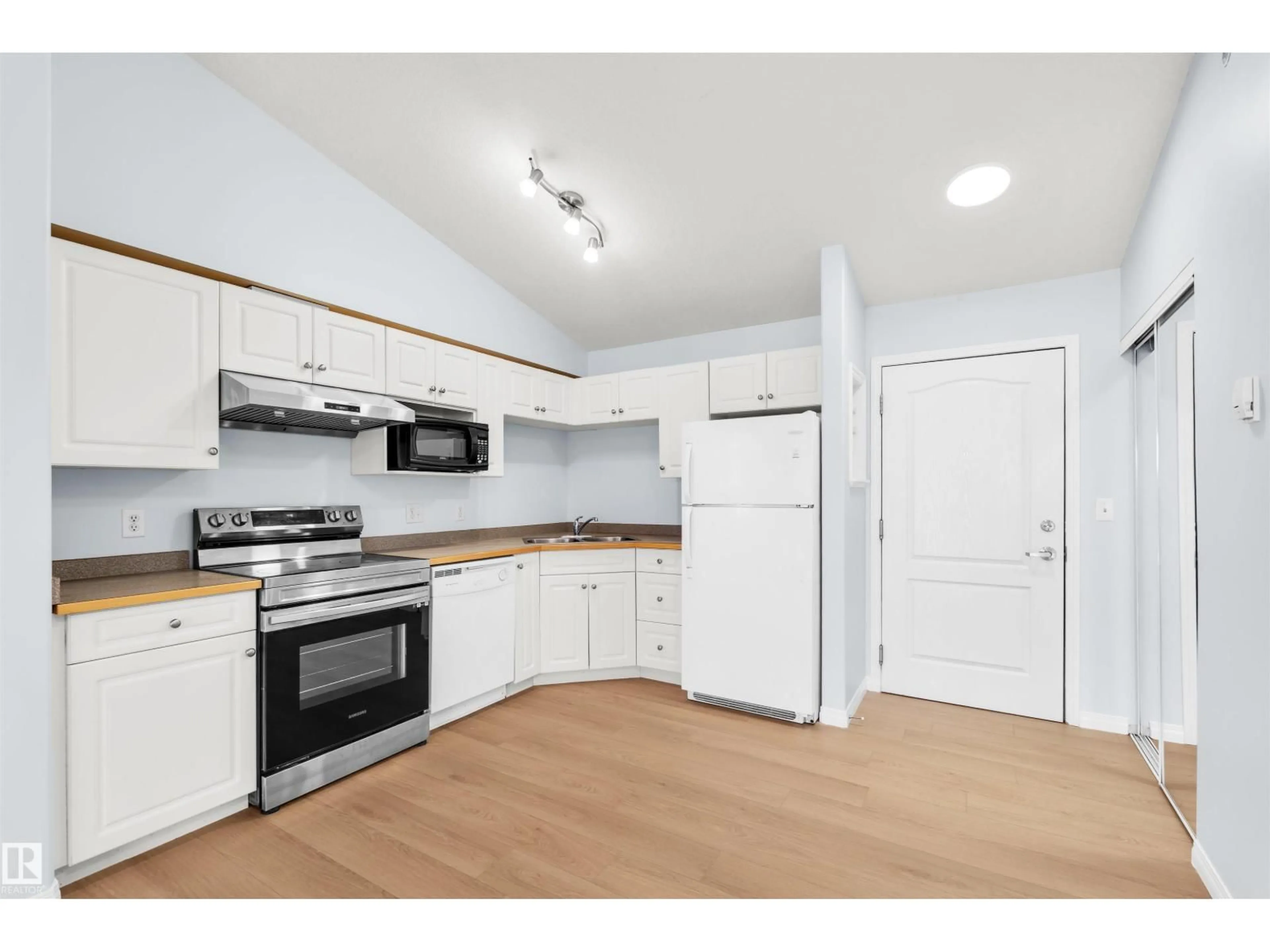 Standard kitchen, unknown for 530 - 7511 171 ST NW, Edmonton Alberta T5T6S7