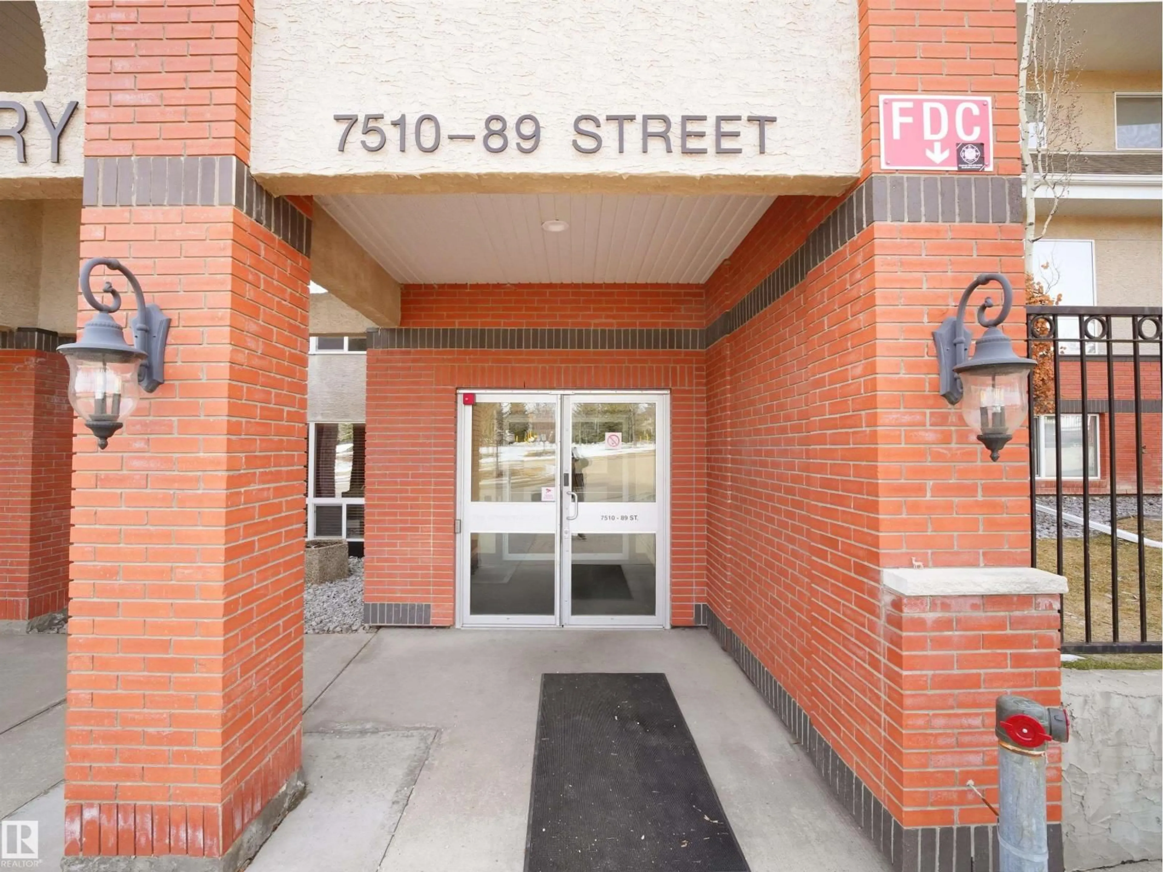 Indoor foyer for 225 7510 89 ST NW, Edmonton Alberta T6C0X5