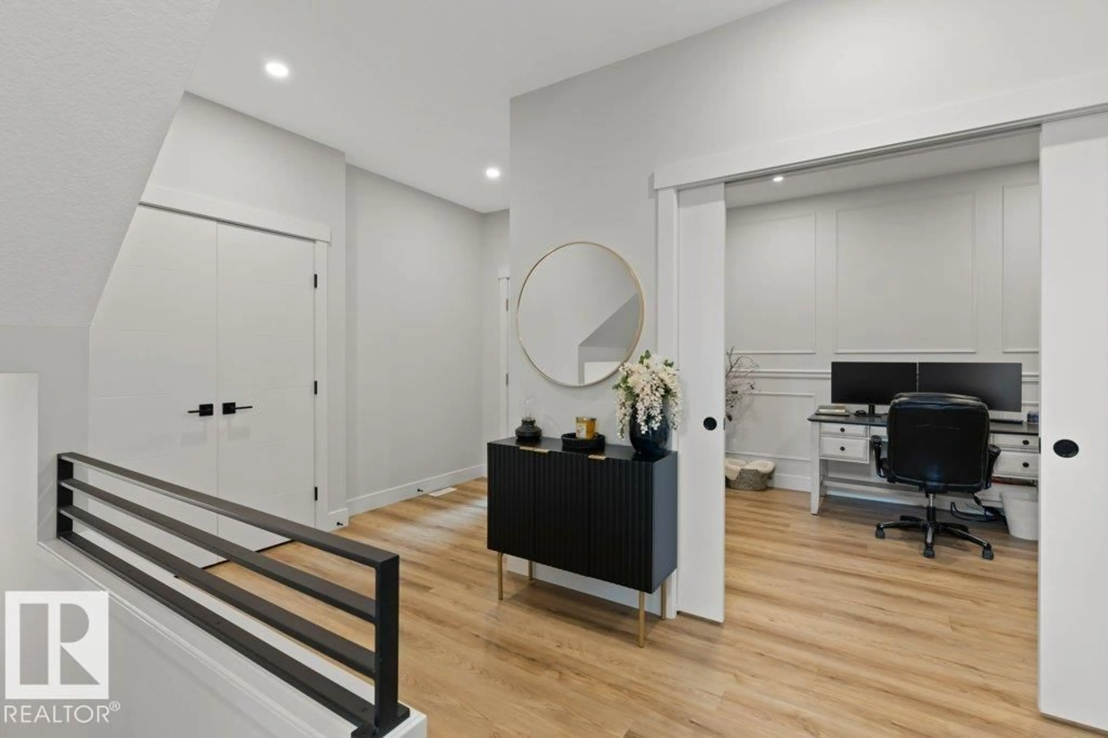 Indoor foyer for 102 EDGEFIELD WY, St. Albert Alberta T8N8A7