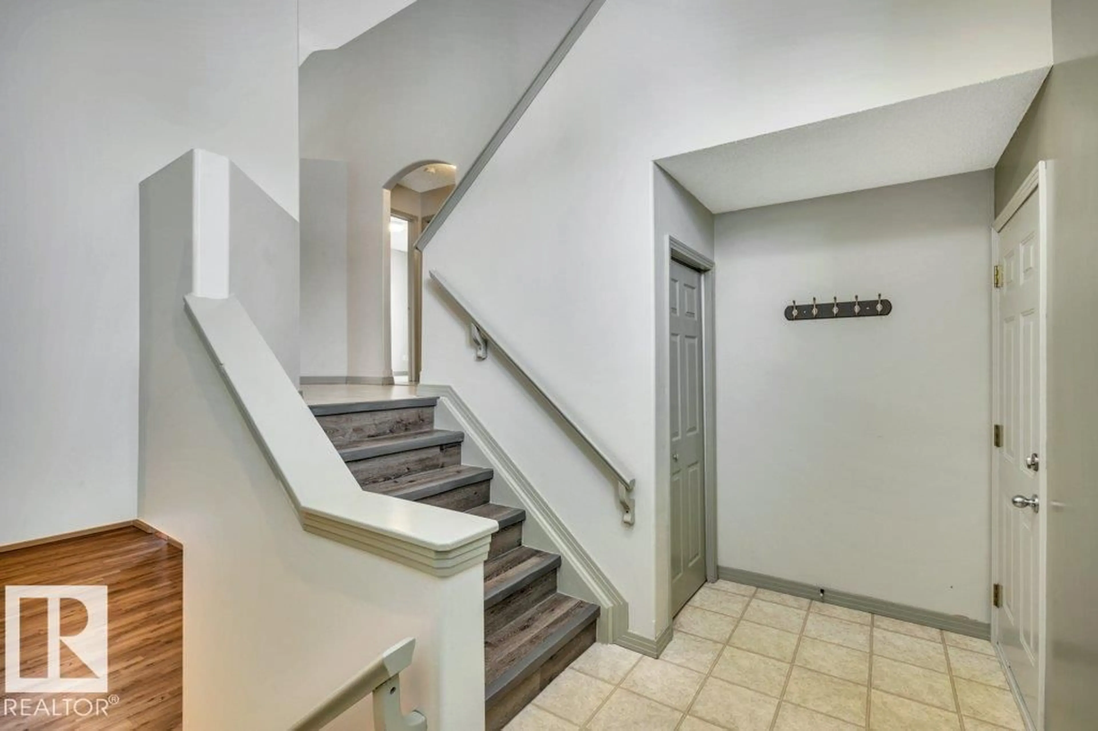 Indoor foyer for 902 GRAHAM WD NW, Edmonton Alberta T5T6L5