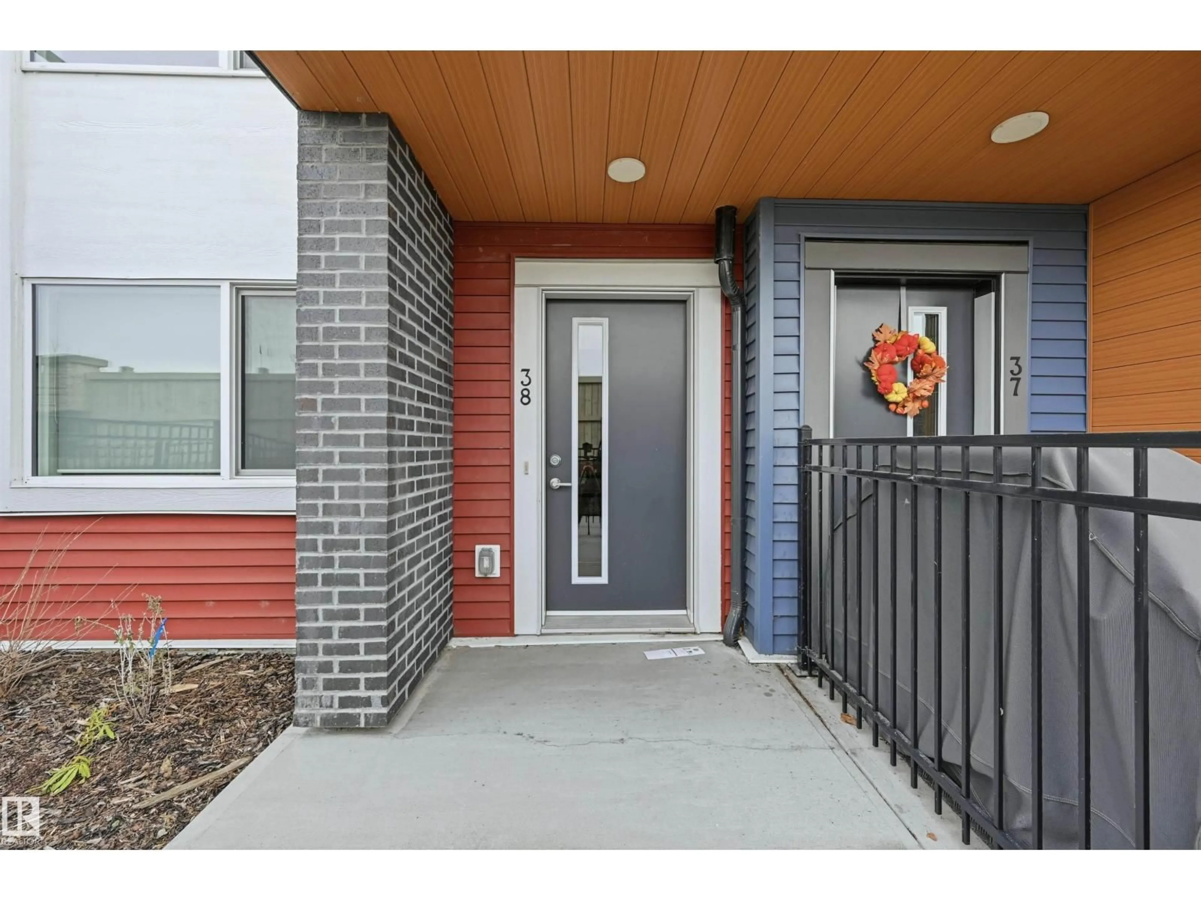 Indoor entryway for 38 - 1010 RABBIT HILL RD, Edmonton Alberta T6W4G7