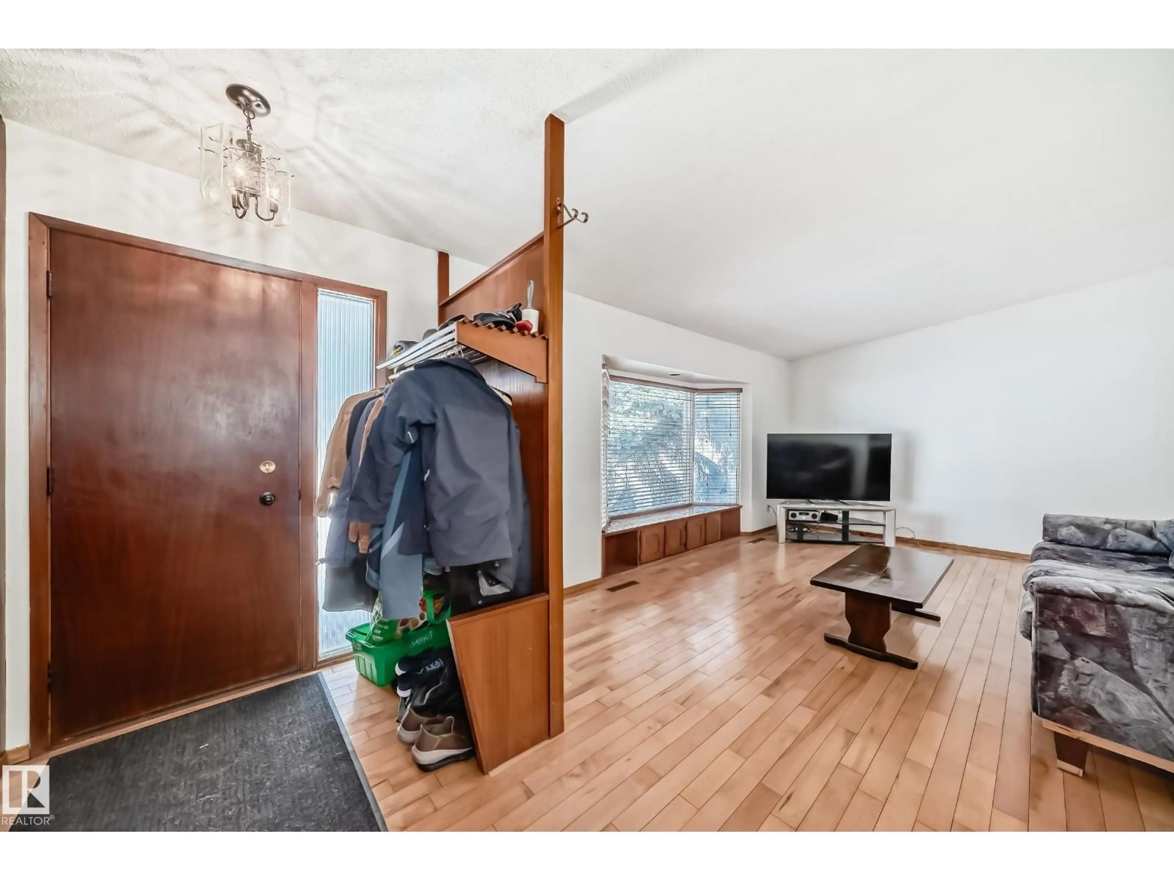 Indoor entryway for 4237 116 AV, Edmonton Alberta T5W0W9