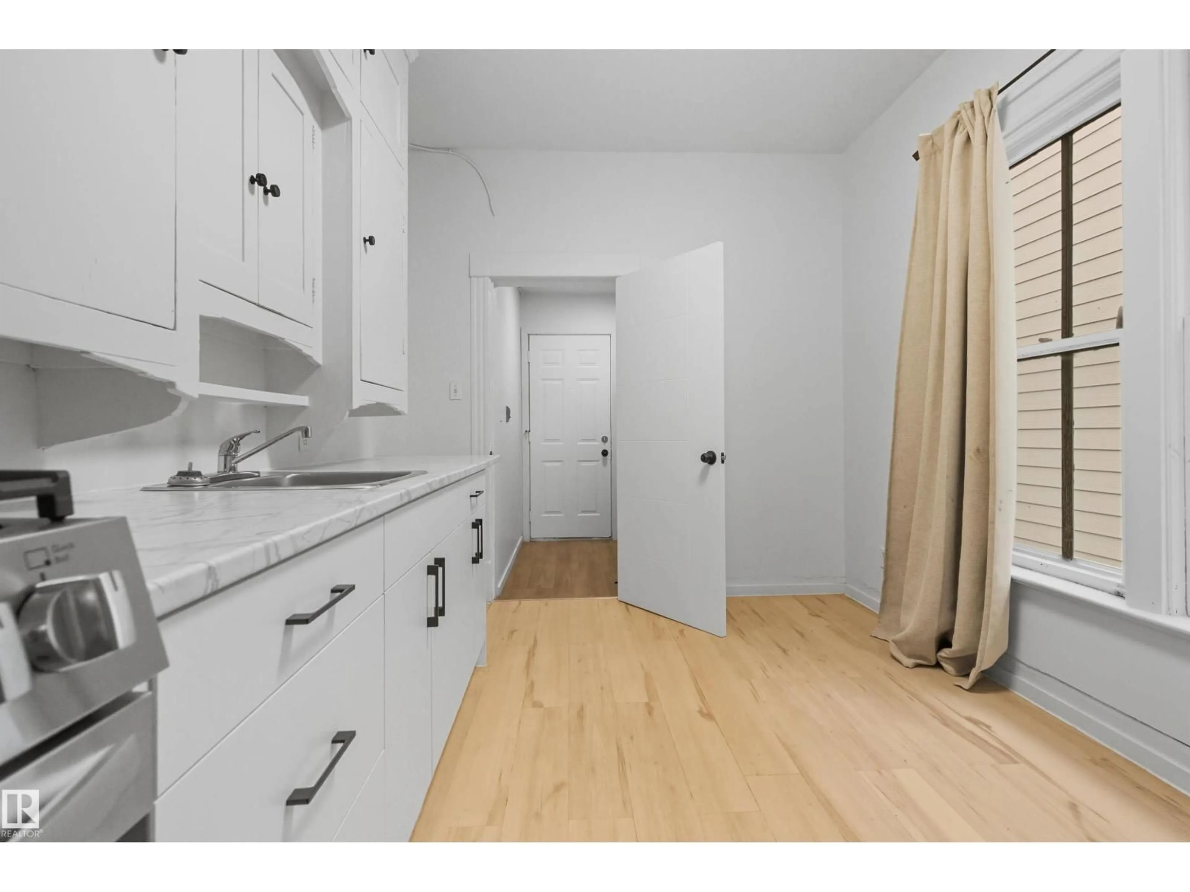 Standard kitchen, unknown for 9513 103 AV, Edmonton Alberta T5H0G8