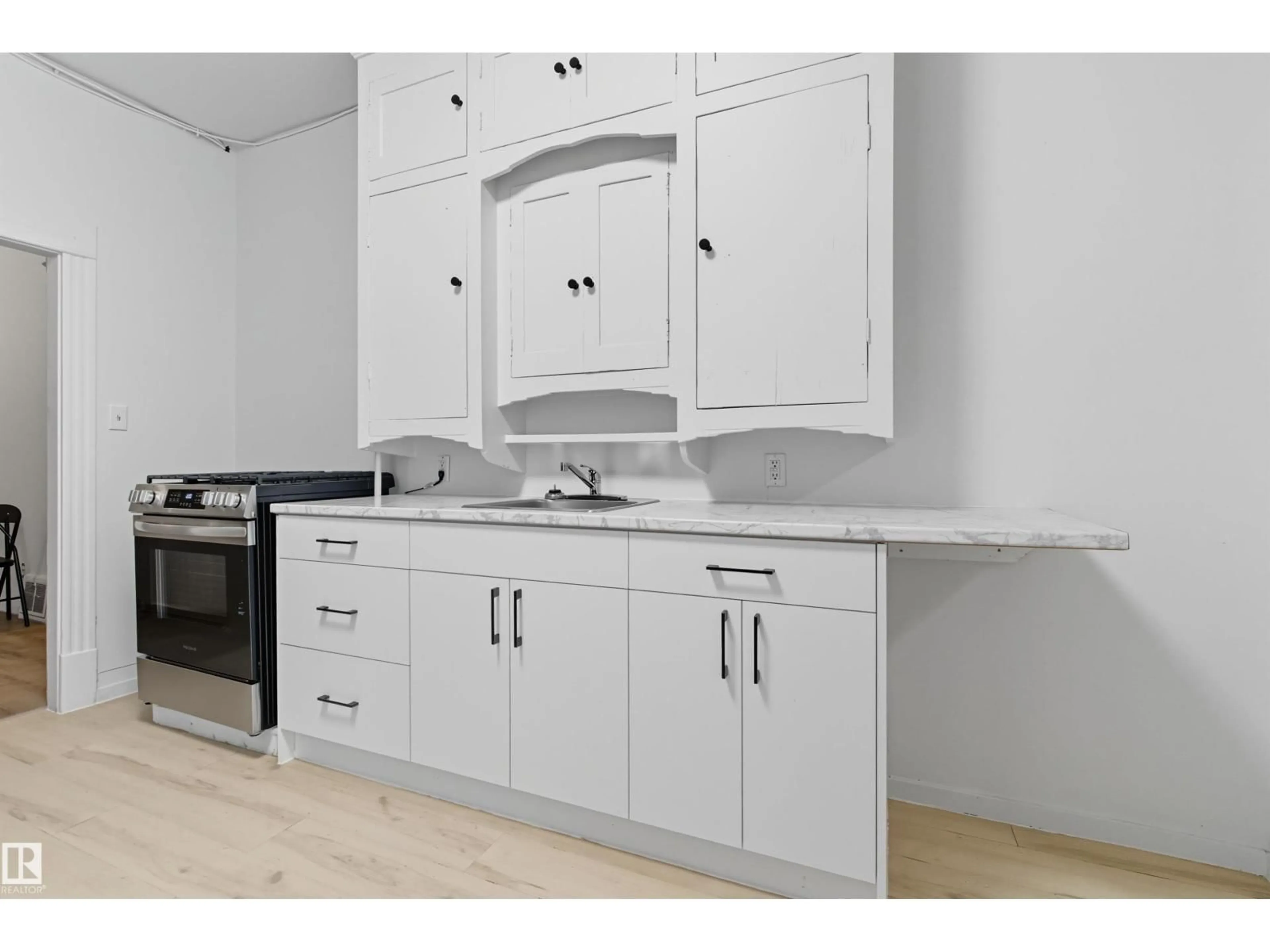 Standard kitchen, unknown for 9513 103 AV, Edmonton Alberta T5H0G8