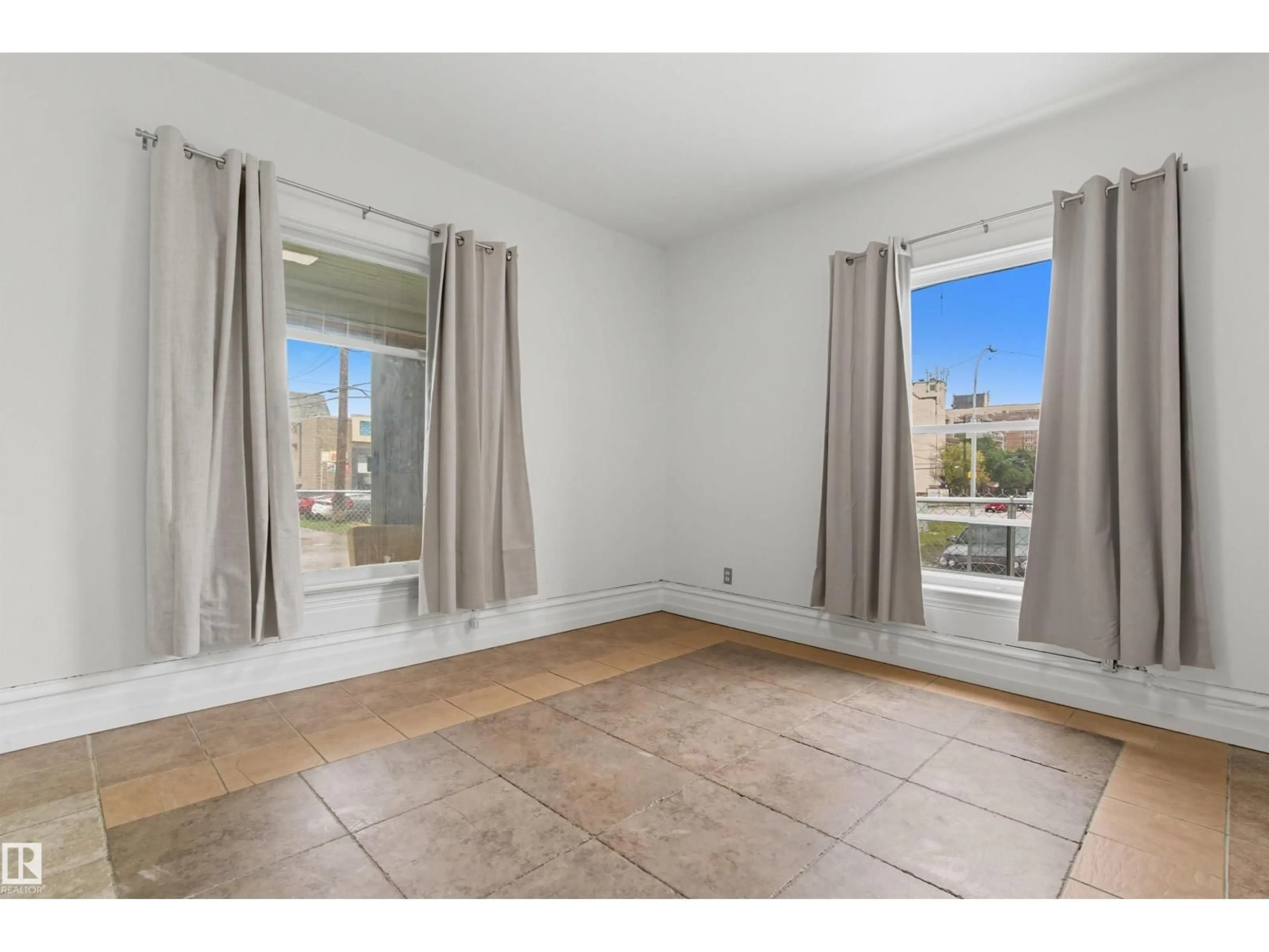 A pic of a room for 9513 103 AV, Edmonton Alberta T5H0G8