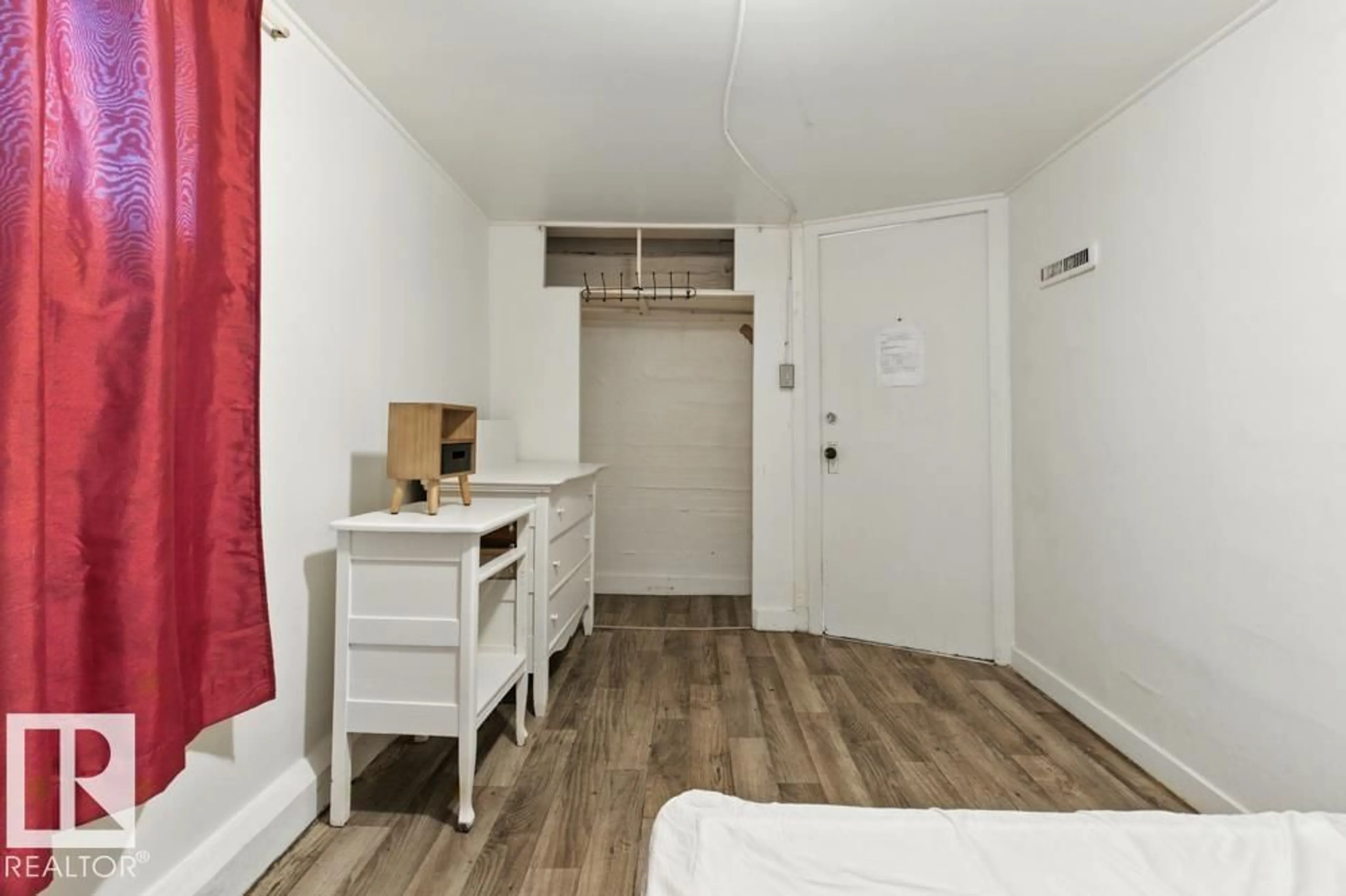 A pic of a room for 10256 95 ST, Edmonton Alberta T5H2B4