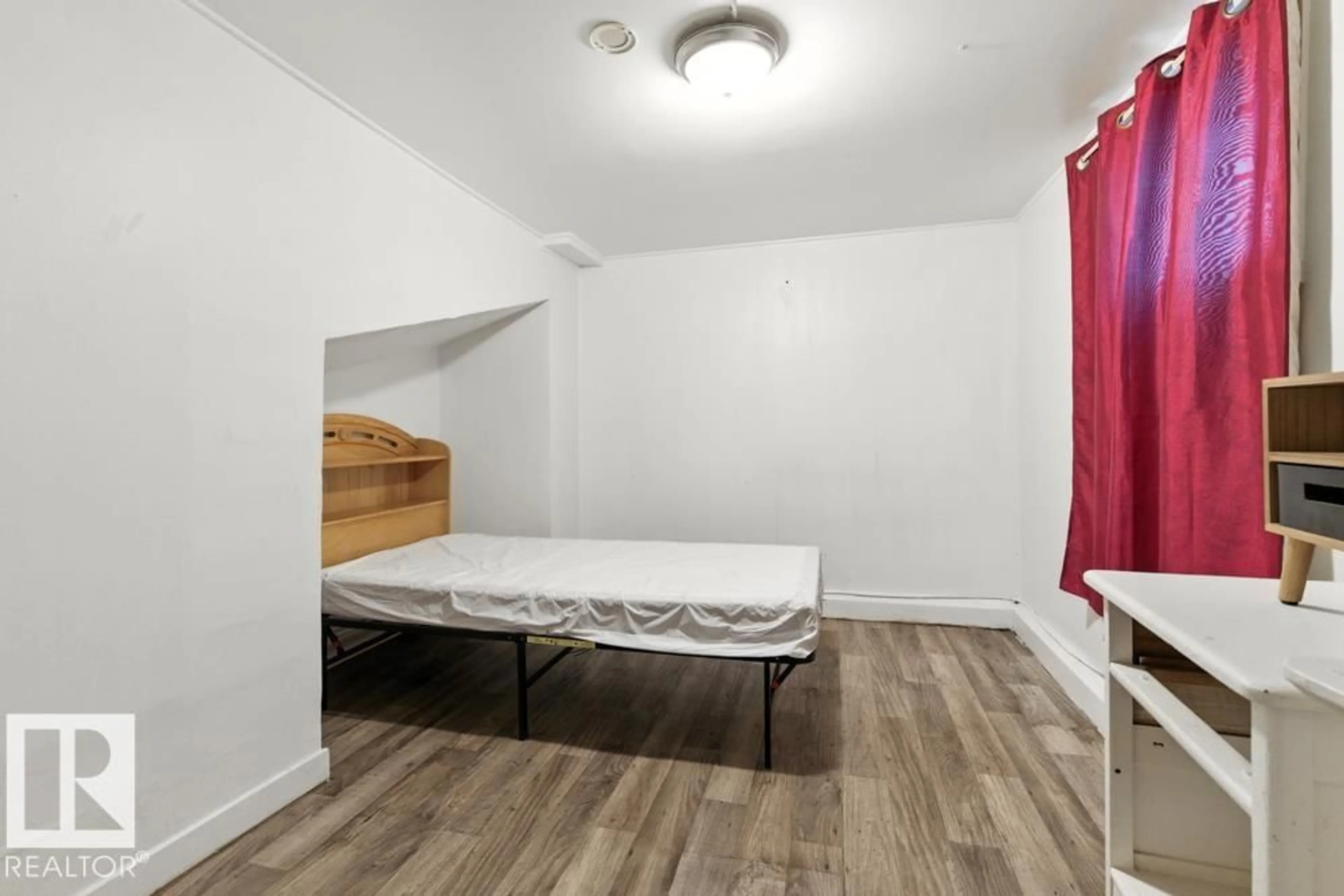 A pic of a room for 10256 95 ST, Edmonton Alberta T5H2B4