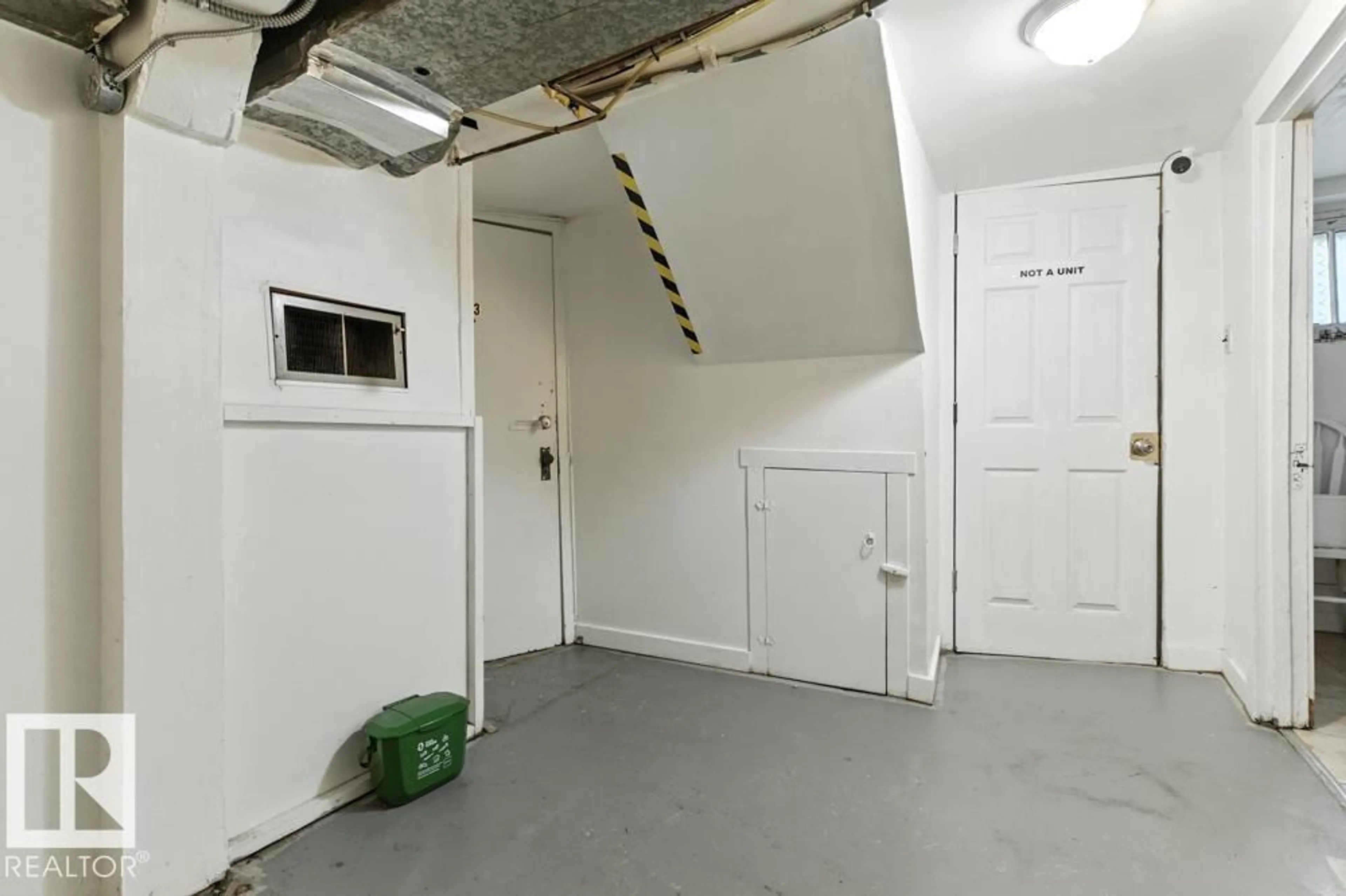 A pic of a room for 10256 95 ST, Edmonton Alberta T5H2B4