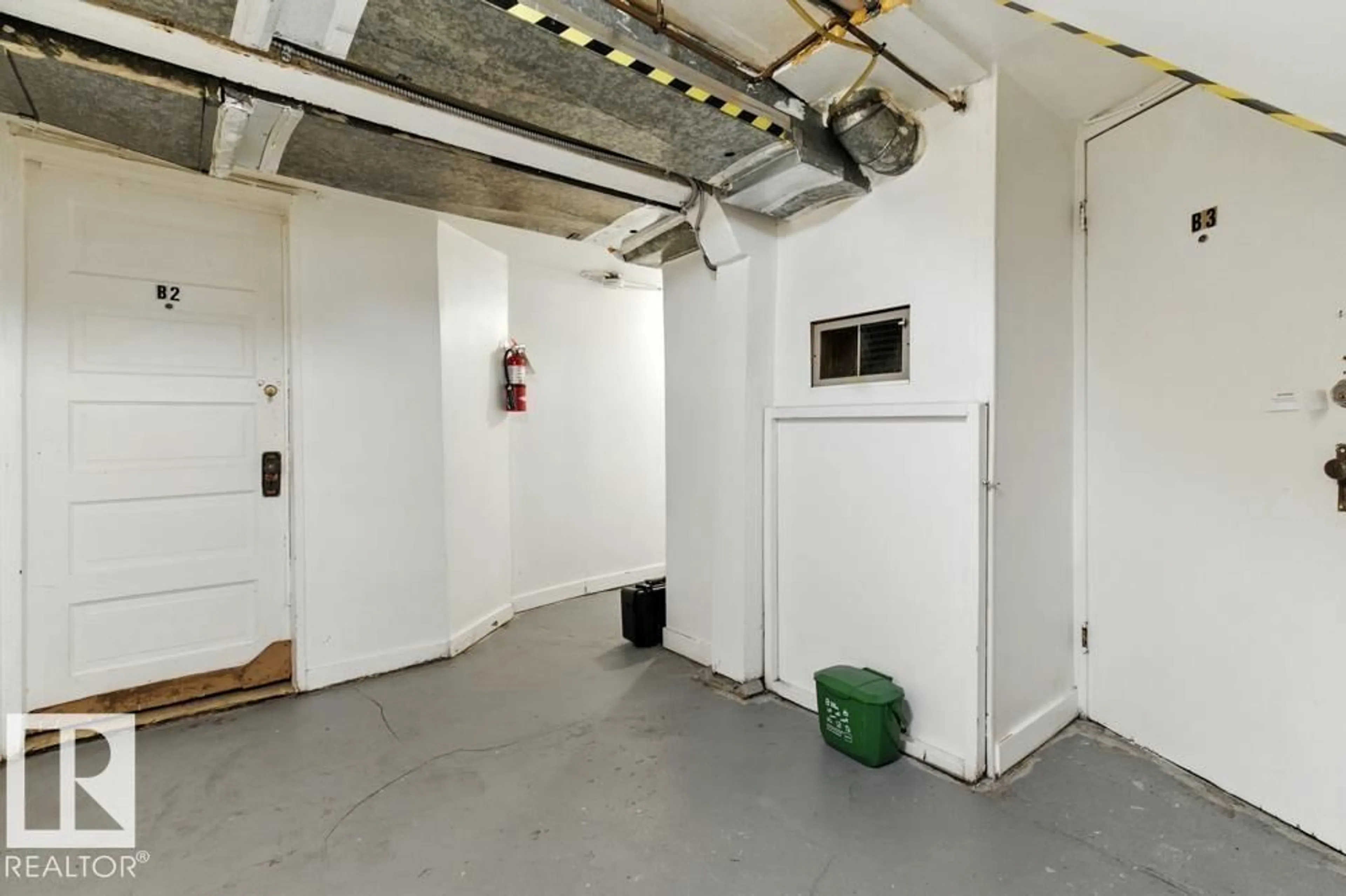 Indoor garage for 10256 95 ST, Edmonton Alberta T5H2B4