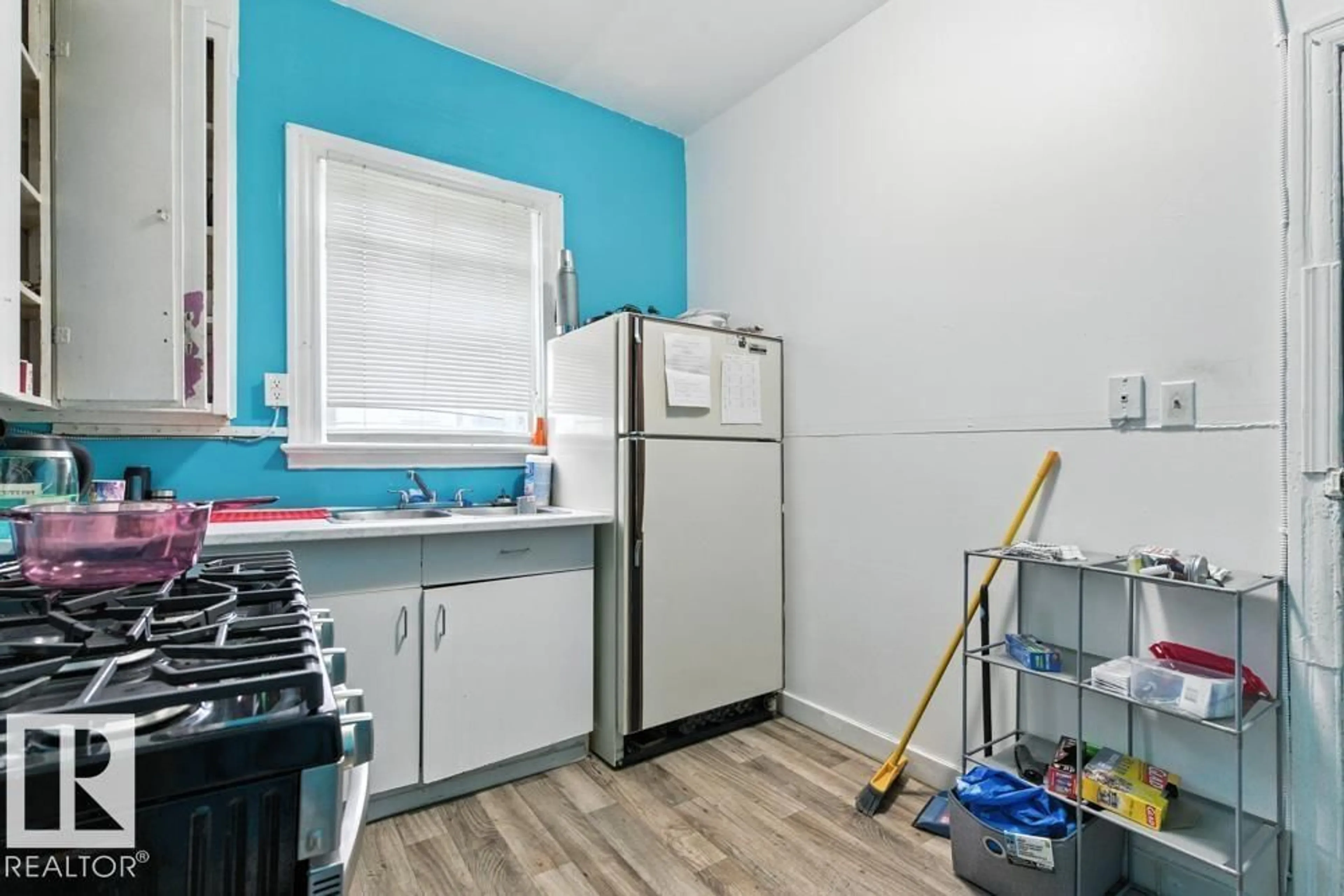 Standard kitchen, unknown for NW - 10260 95 ST, Edmonton Alberta T5H2B4