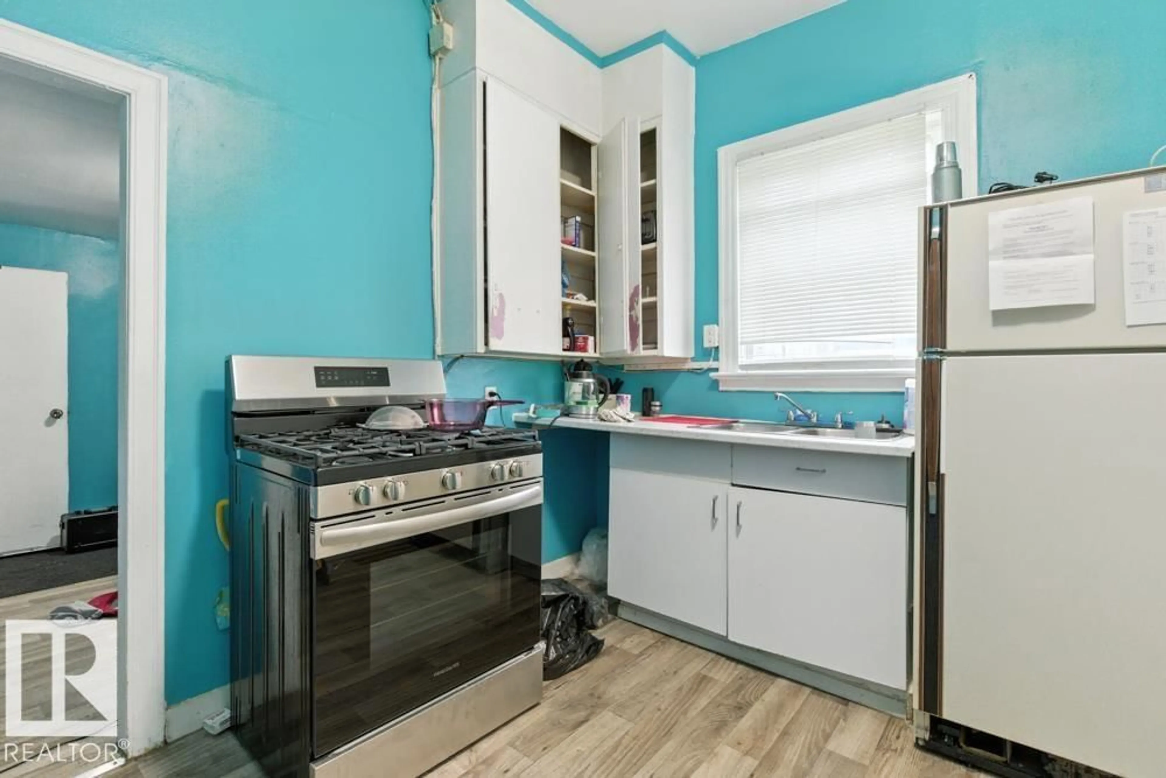 Standard kitchen, unknown for NW - 10260 95 ST, Edmonton Alberta T5H2B4