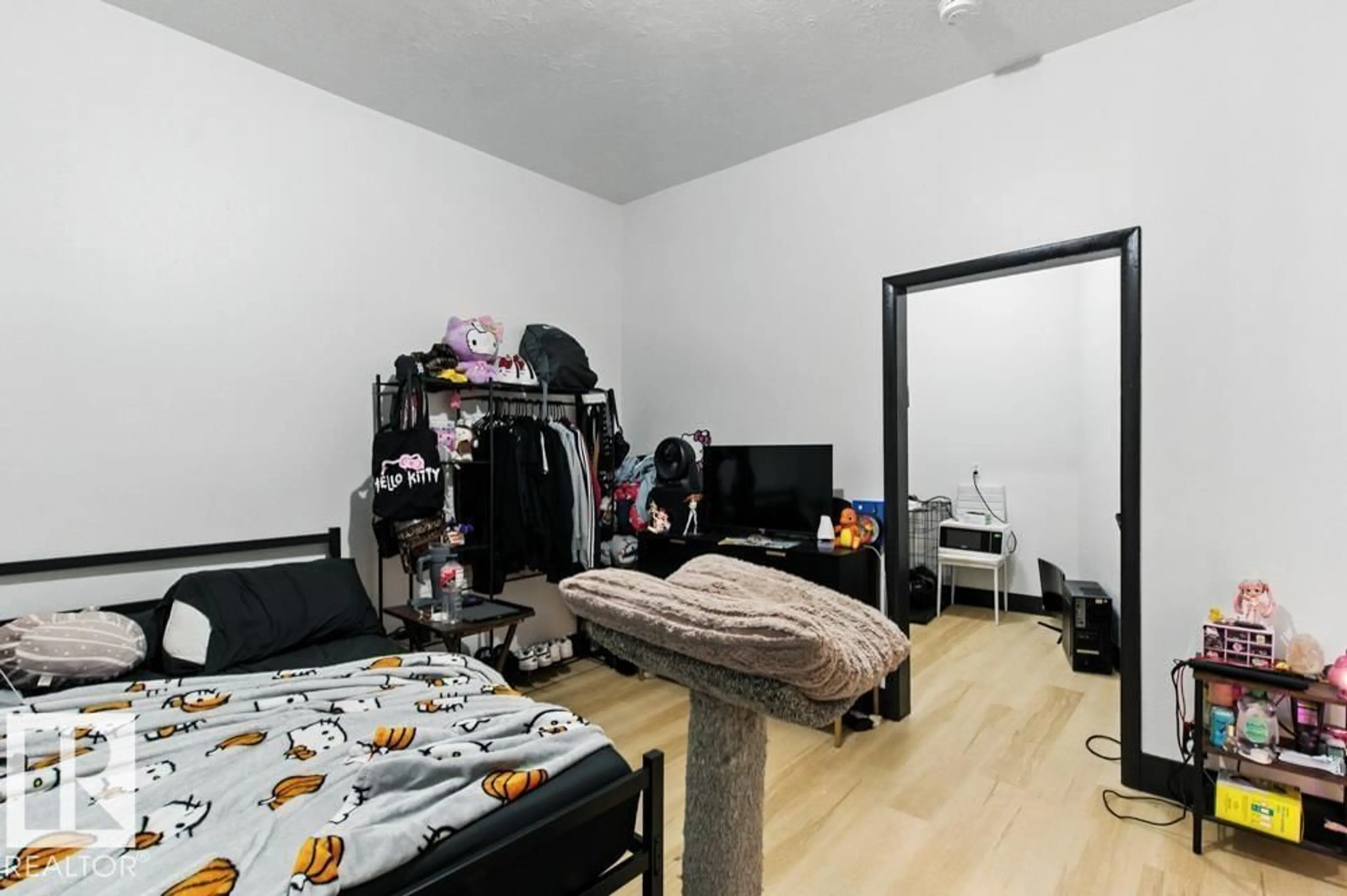 A pic of a room for NW - 10260 95 ST, Edmonton Alberta T5H2B4