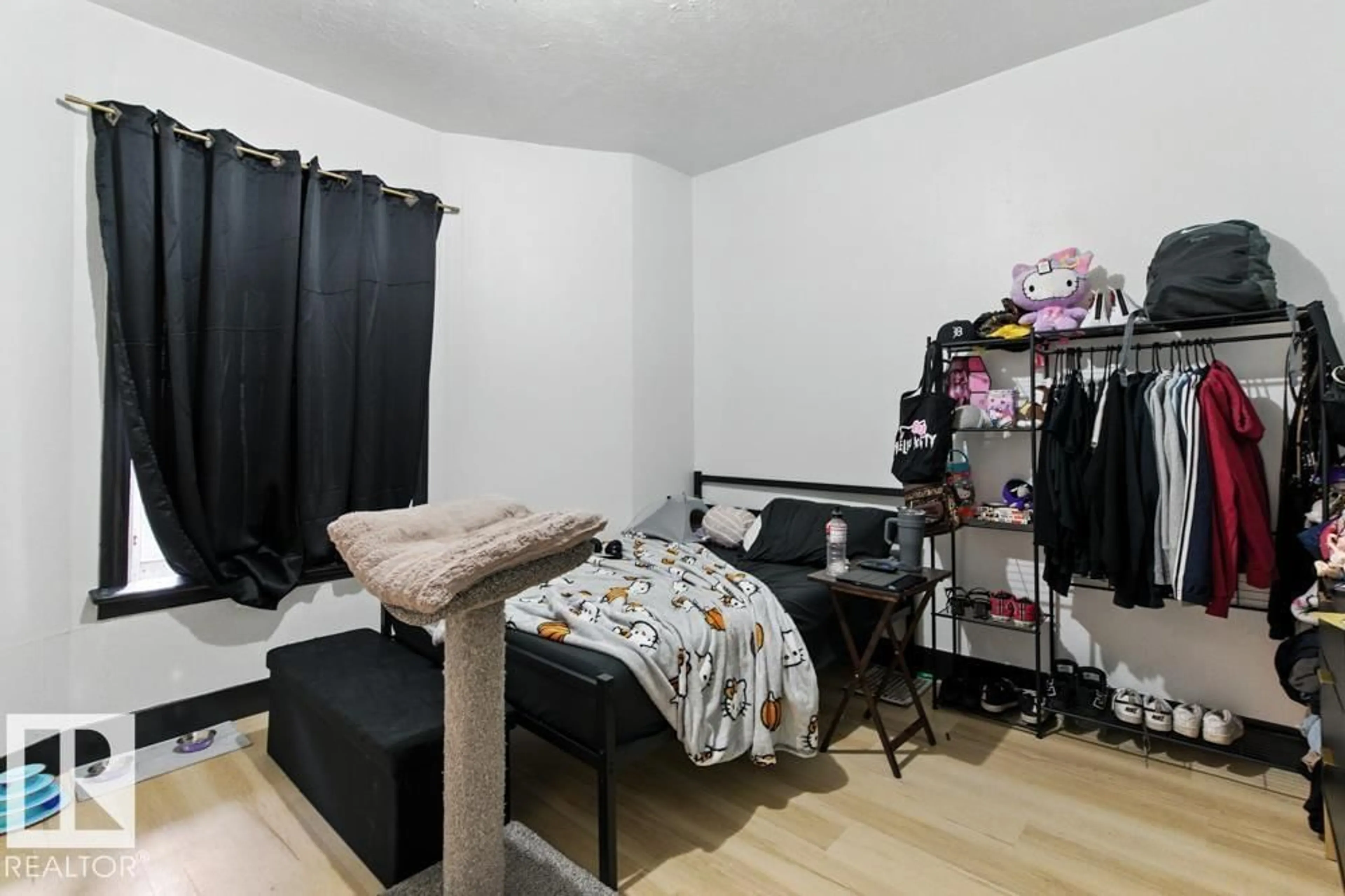A pic of a room for NW - 10260 95 ST, Edmonton Alberta T5H2B4