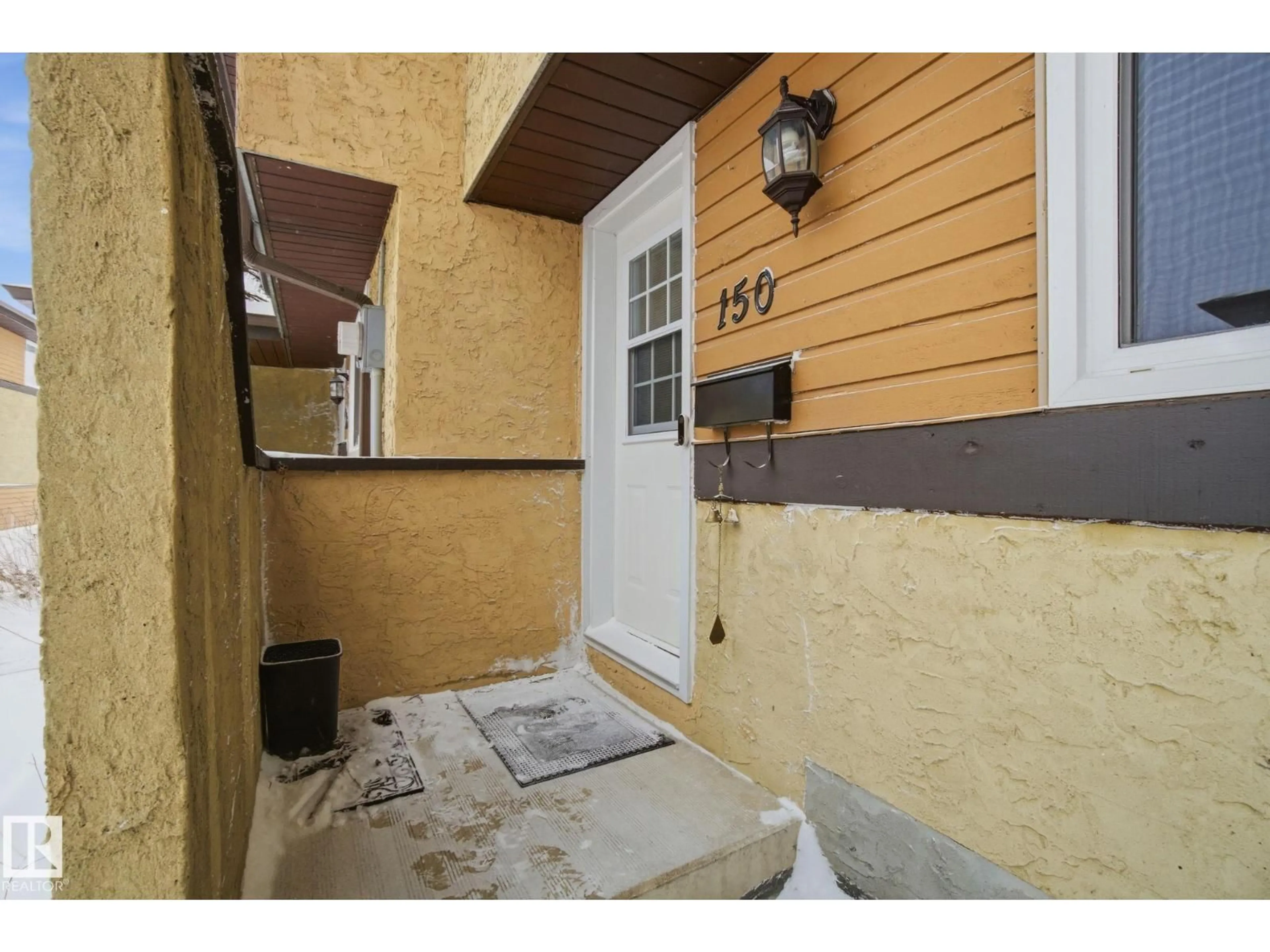 Indoor entryway for 150 WOODBOROUGH WY, Edmonton Alberta T5Y1N2