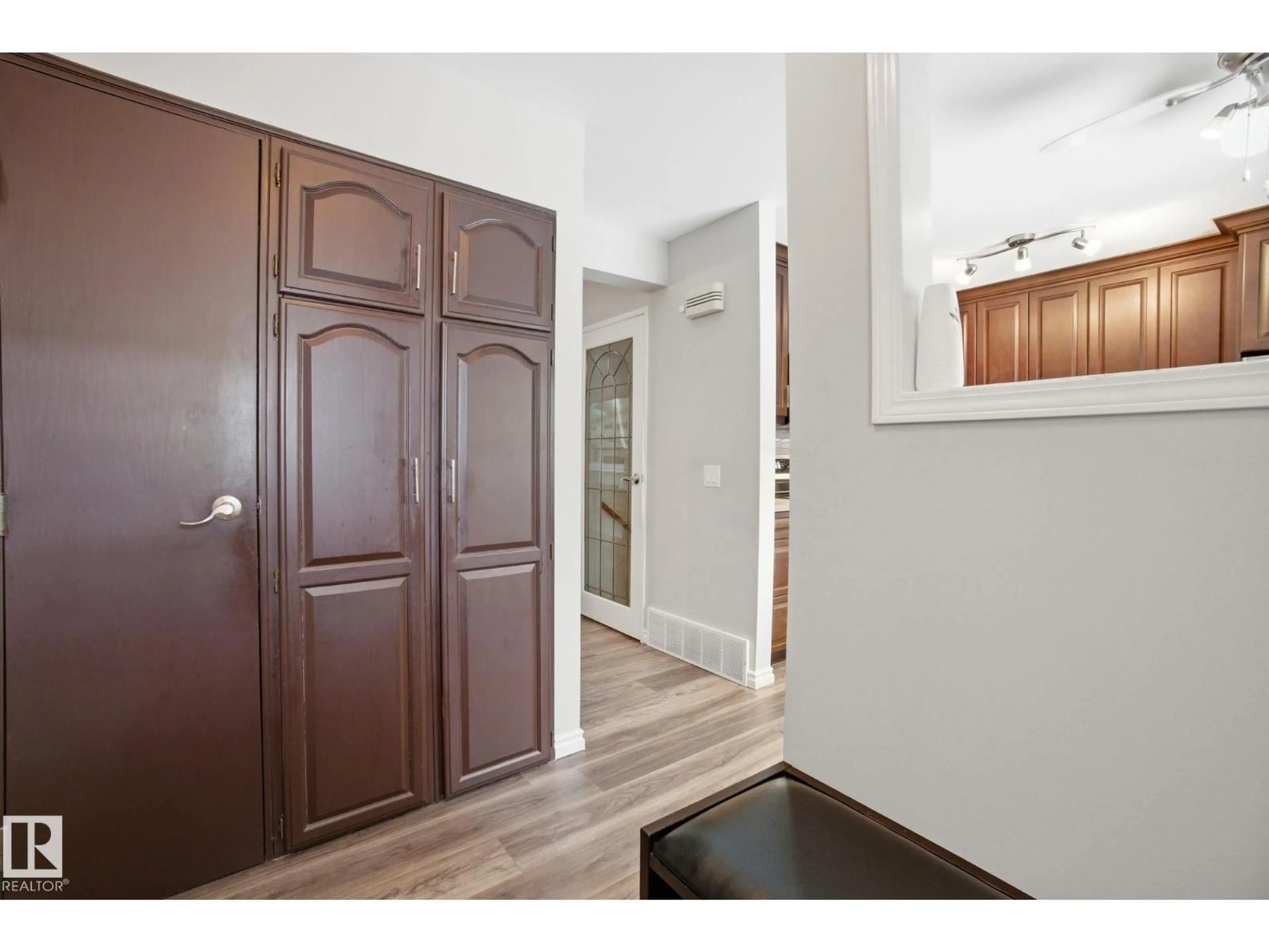 Indoor entryway for 150 WOODBOROUGH WY, Edmonton Alberta T5Y1N2