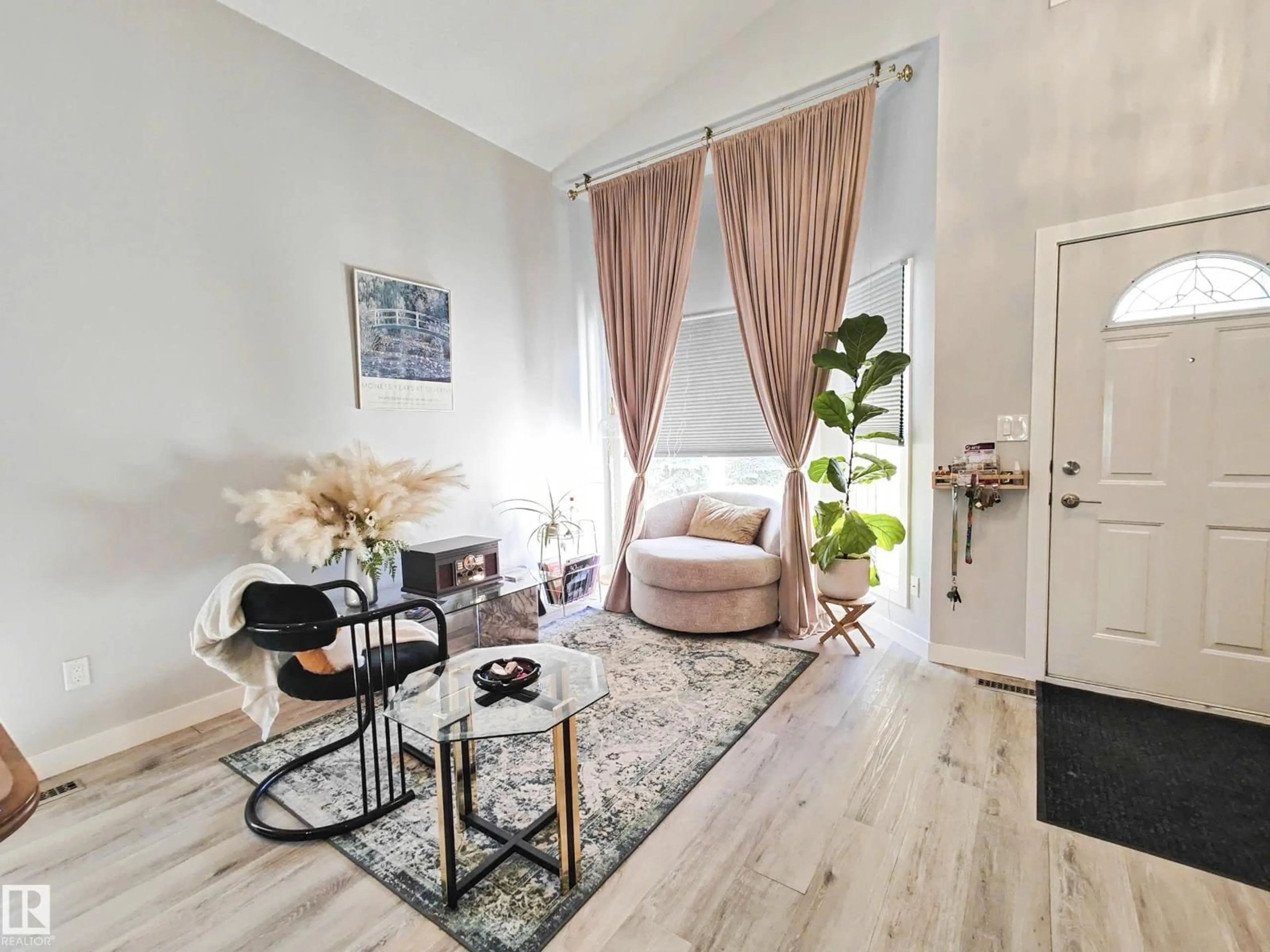 Indoor entryway for 215 PETER CL NW, Edmonton Alberta T5T5Y5