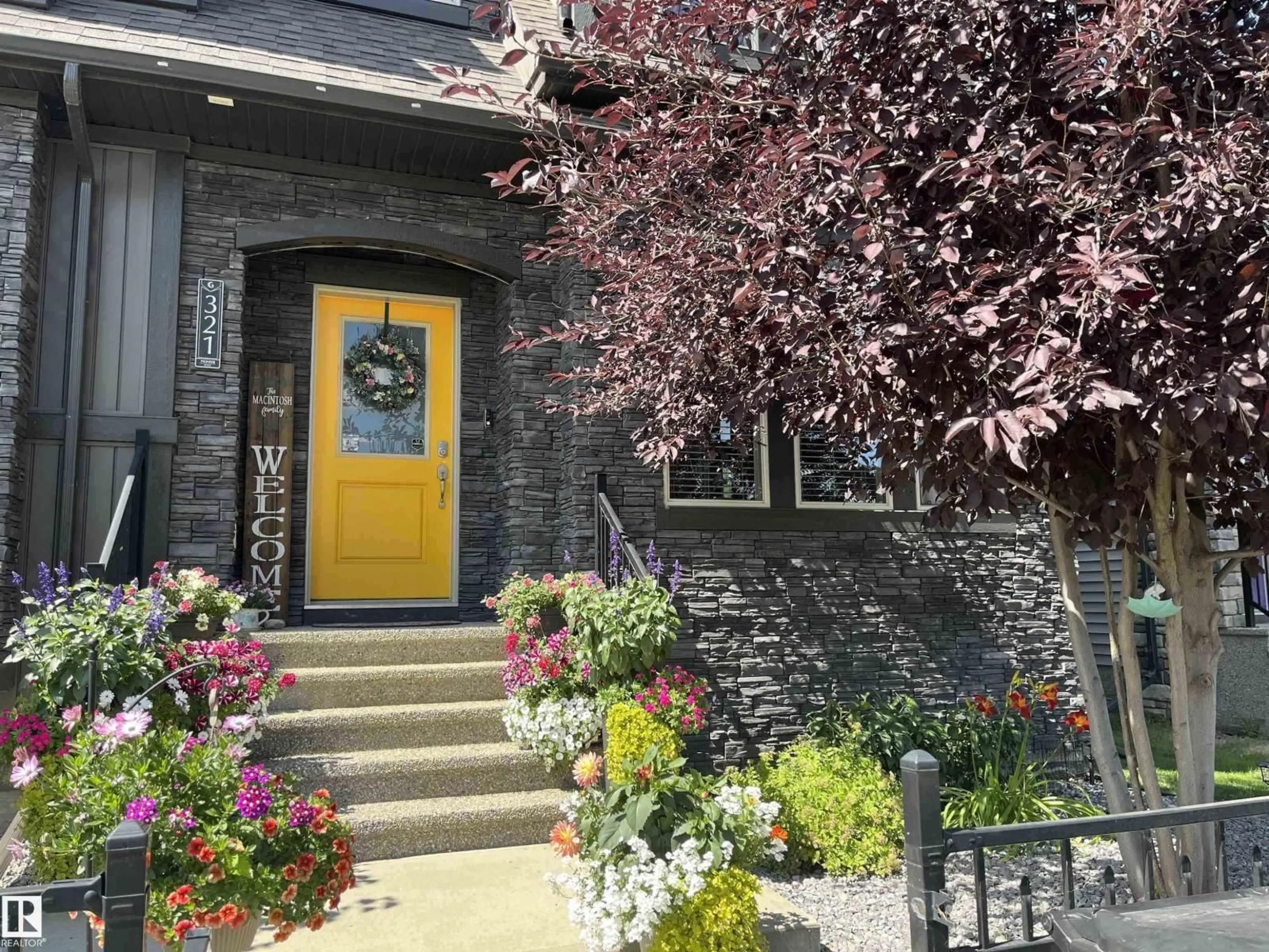 Indoor entryway for 321 PIONEER RD, Spruce Grove Alberta T7X2T1