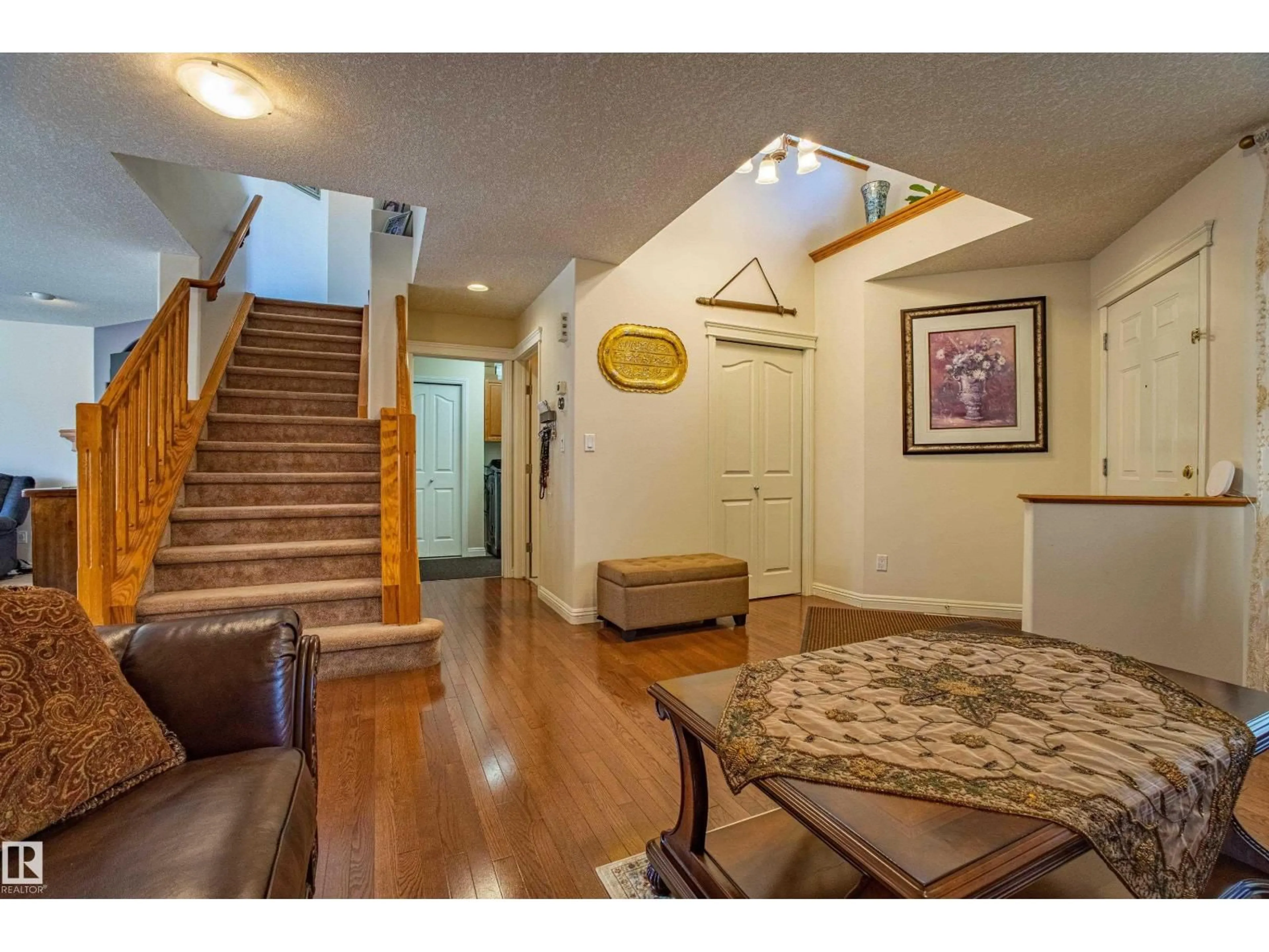 Indoor foyer for 1119 114 ST, Edmonton Alberta T6W1P6