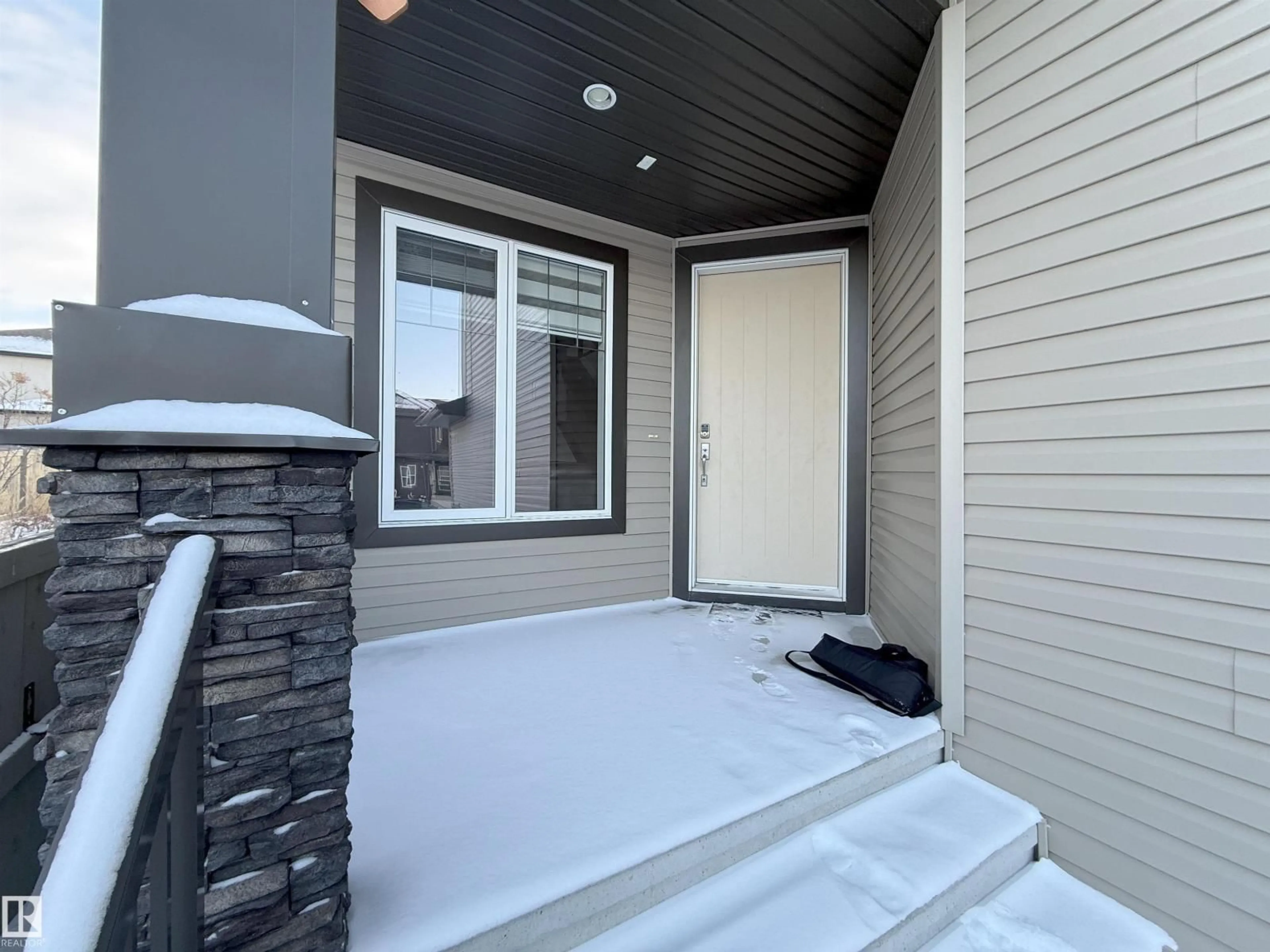 Indoor entryway for 3107 13 AV, Edmonton Alberta T6T0Z3