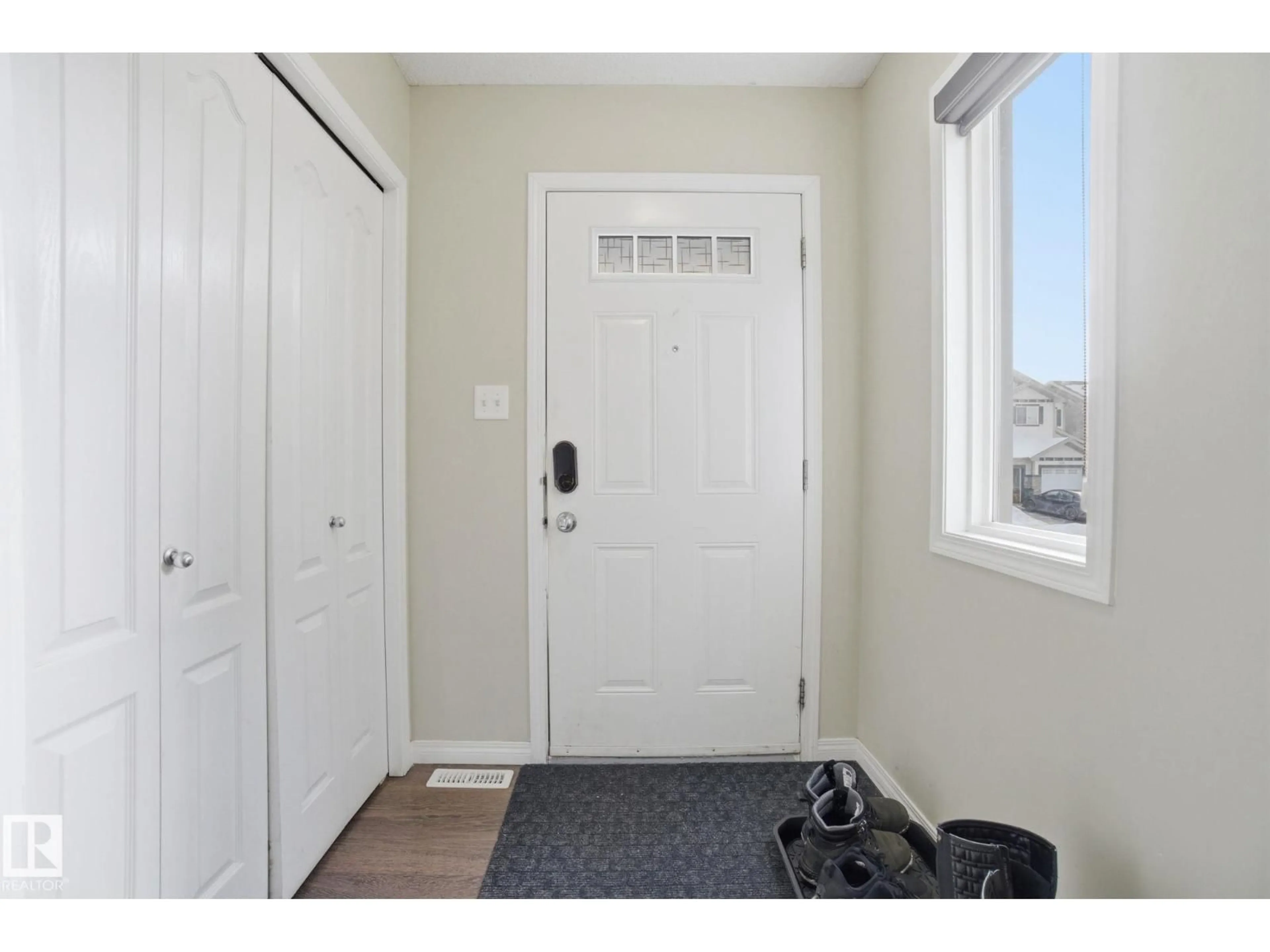 Indoor entryway for 3026 16A AV, Edmonton Alberta T6T0P8