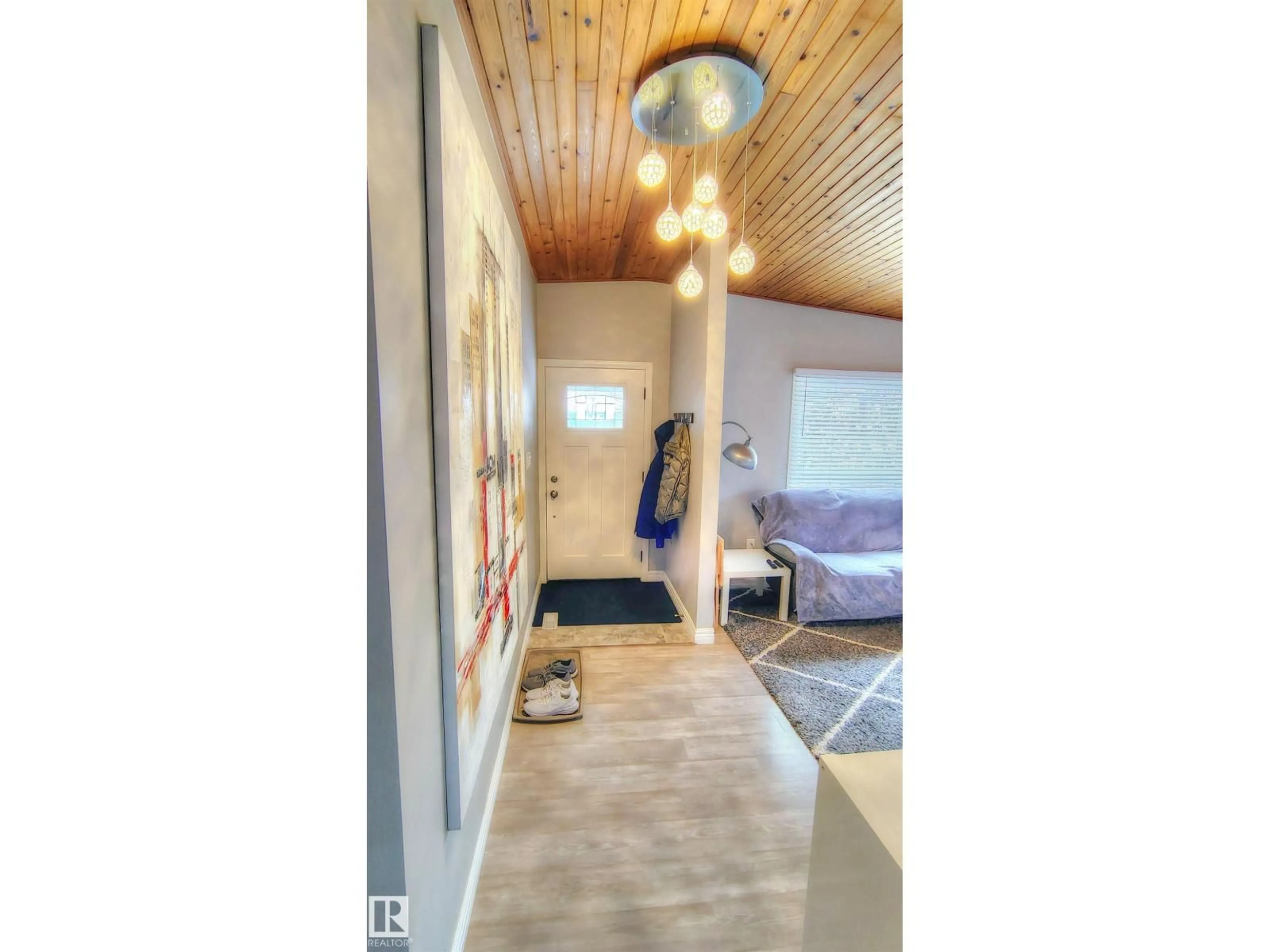 Indoor entryway for 120 AKINS DR, St. Albert Alberta T8N2X5