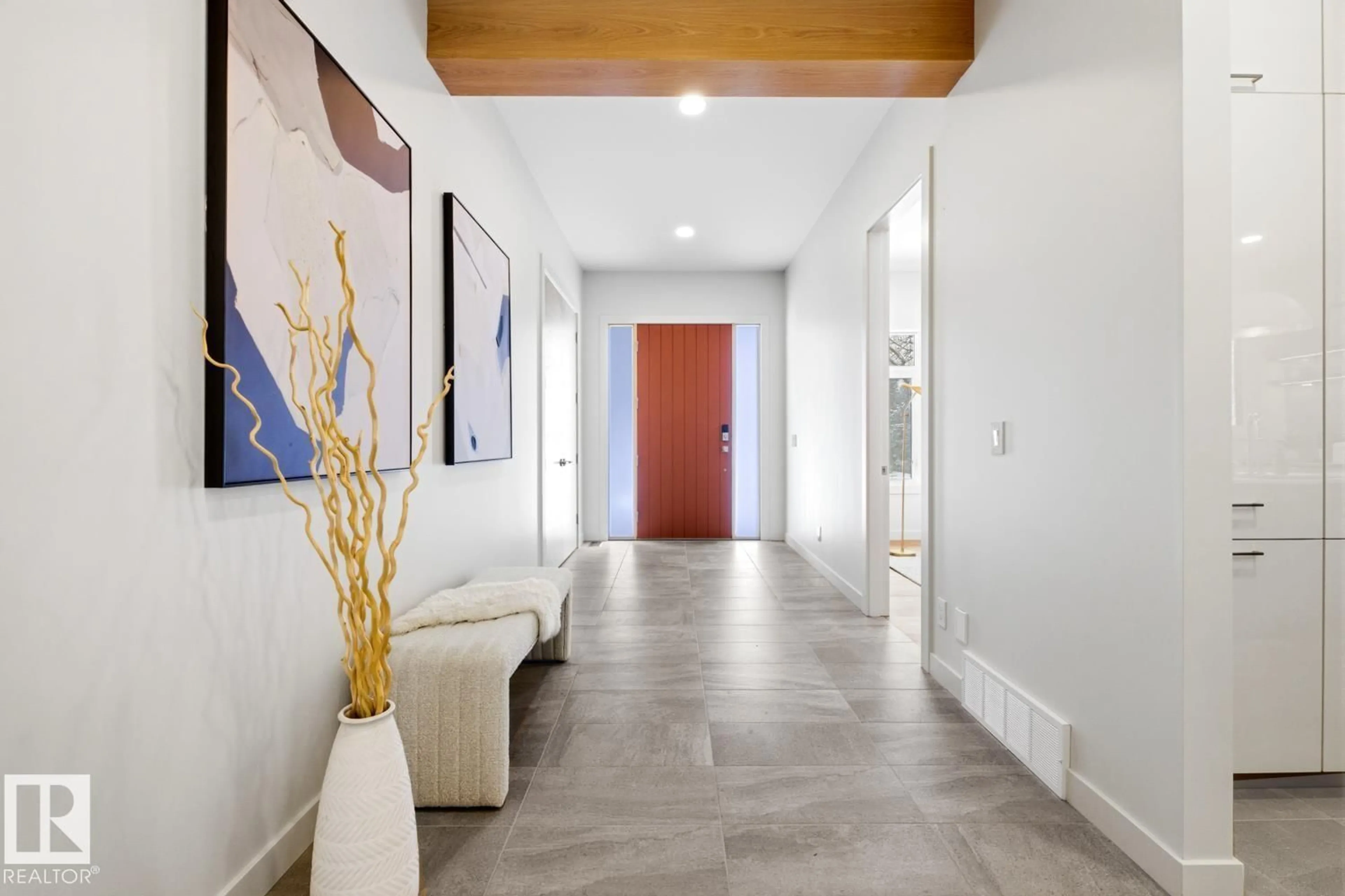 Indoor foyer for 6619 123 ST, Edmonton Alberta T6H3T3