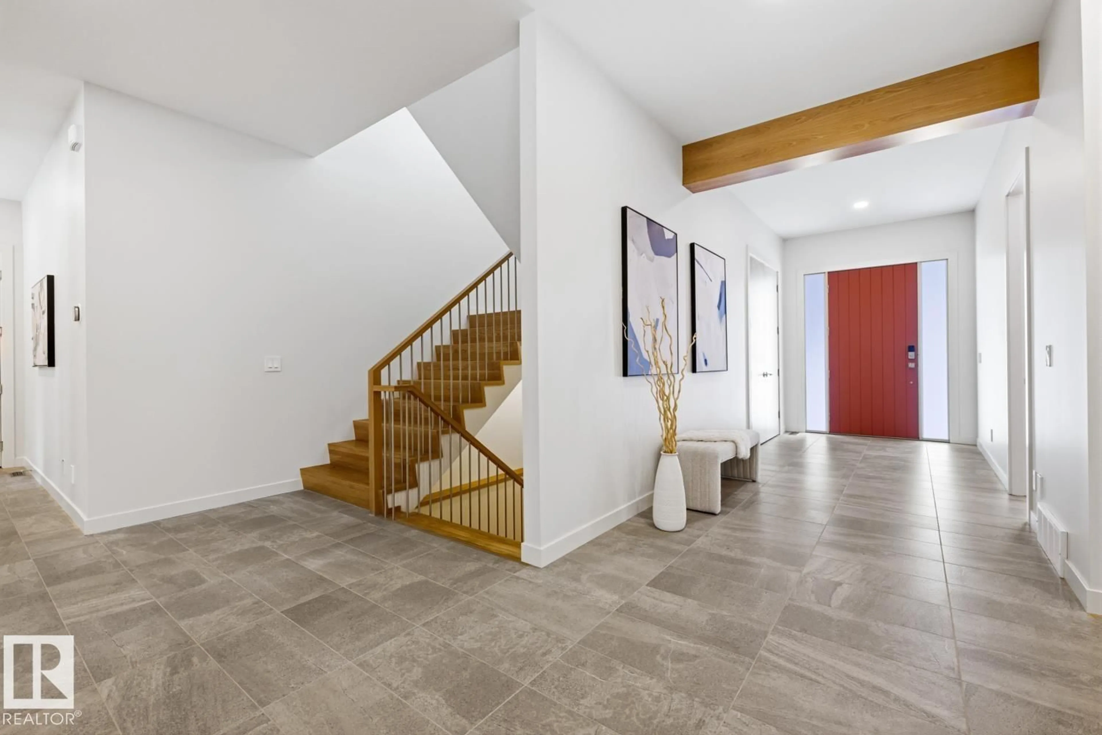 Indoor foyer for 6619 123 ST, Edmonton Alberta T6H3T3