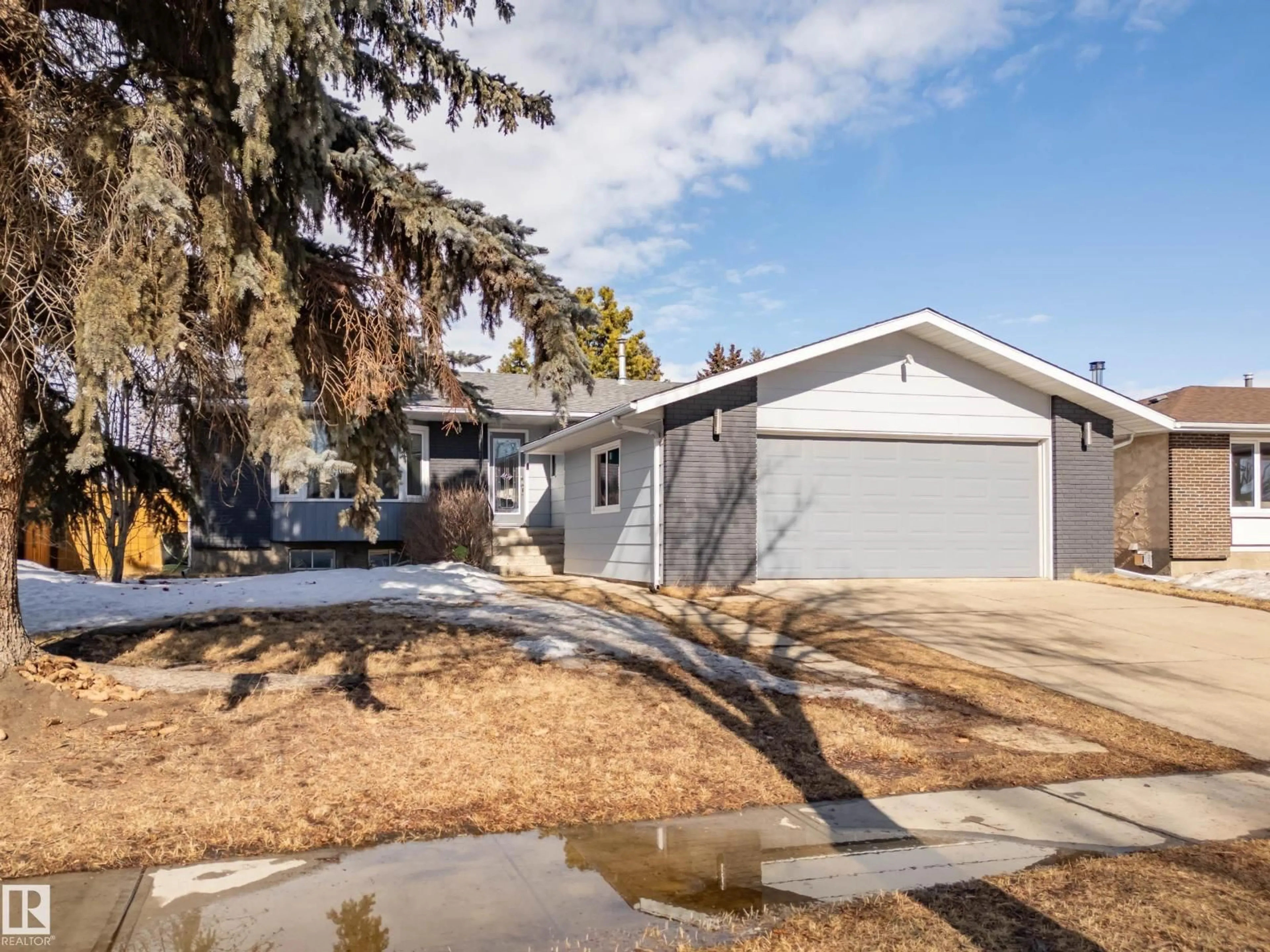 Home with vinyl exterior material, street for 25 OATWAY DR, Stony Plain Alberta T7Z1G4