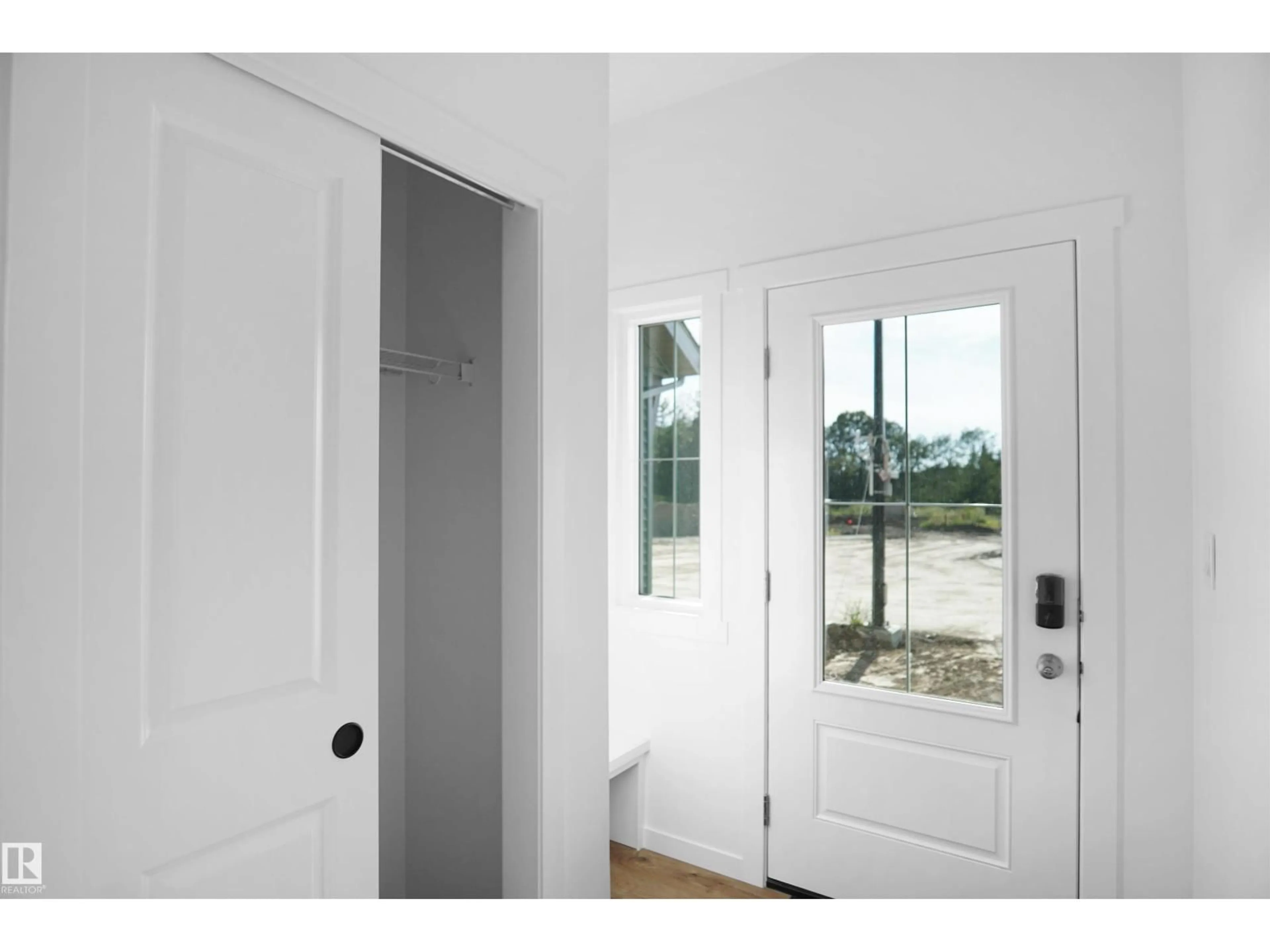 Indoor entryway for 19904 - 54 31 AV, Edmonton Alberta T6M1N7