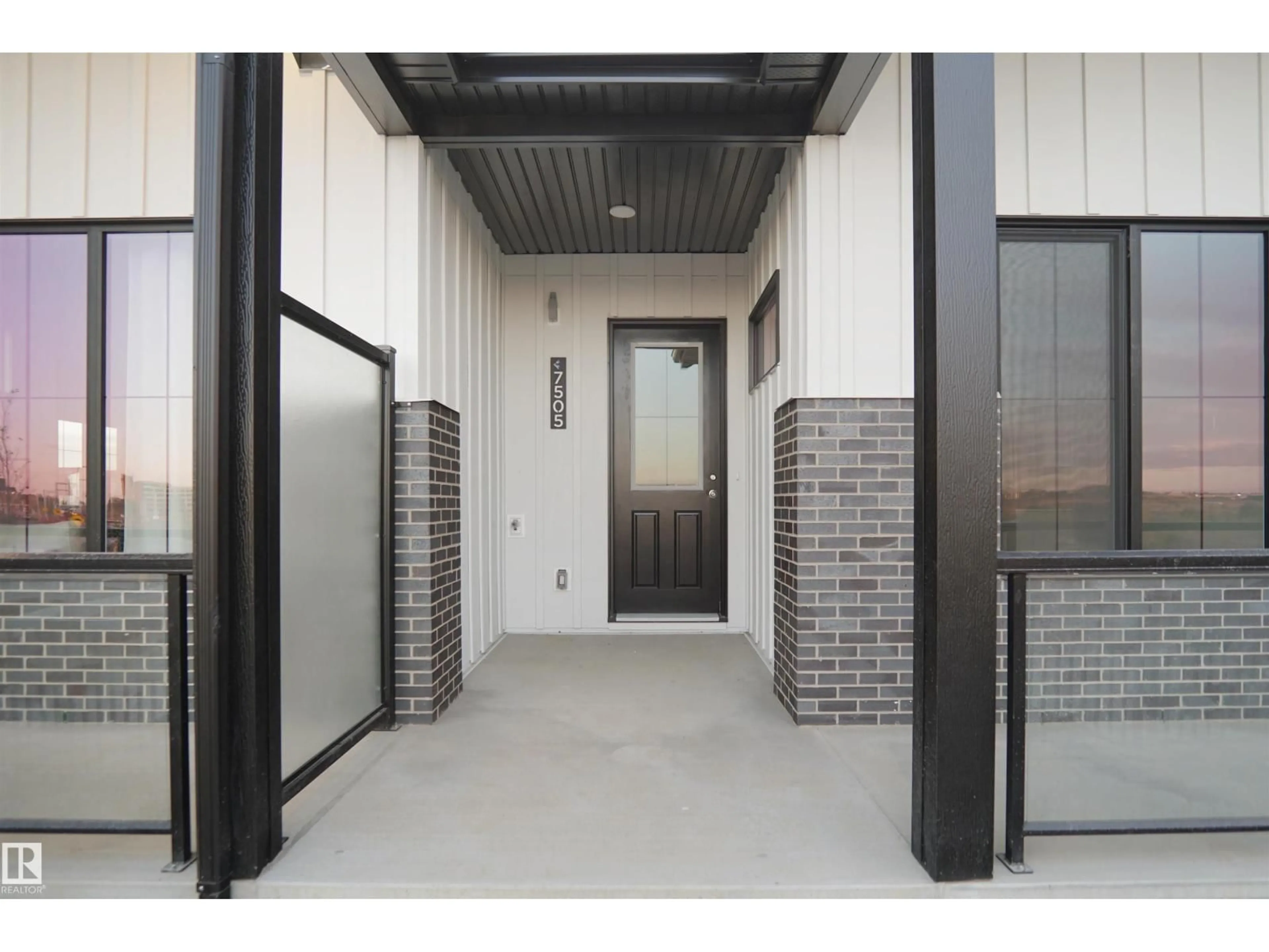 Indoor foyer for 7513 OBSERVER LN, Edmonton Alberta T5G2S5