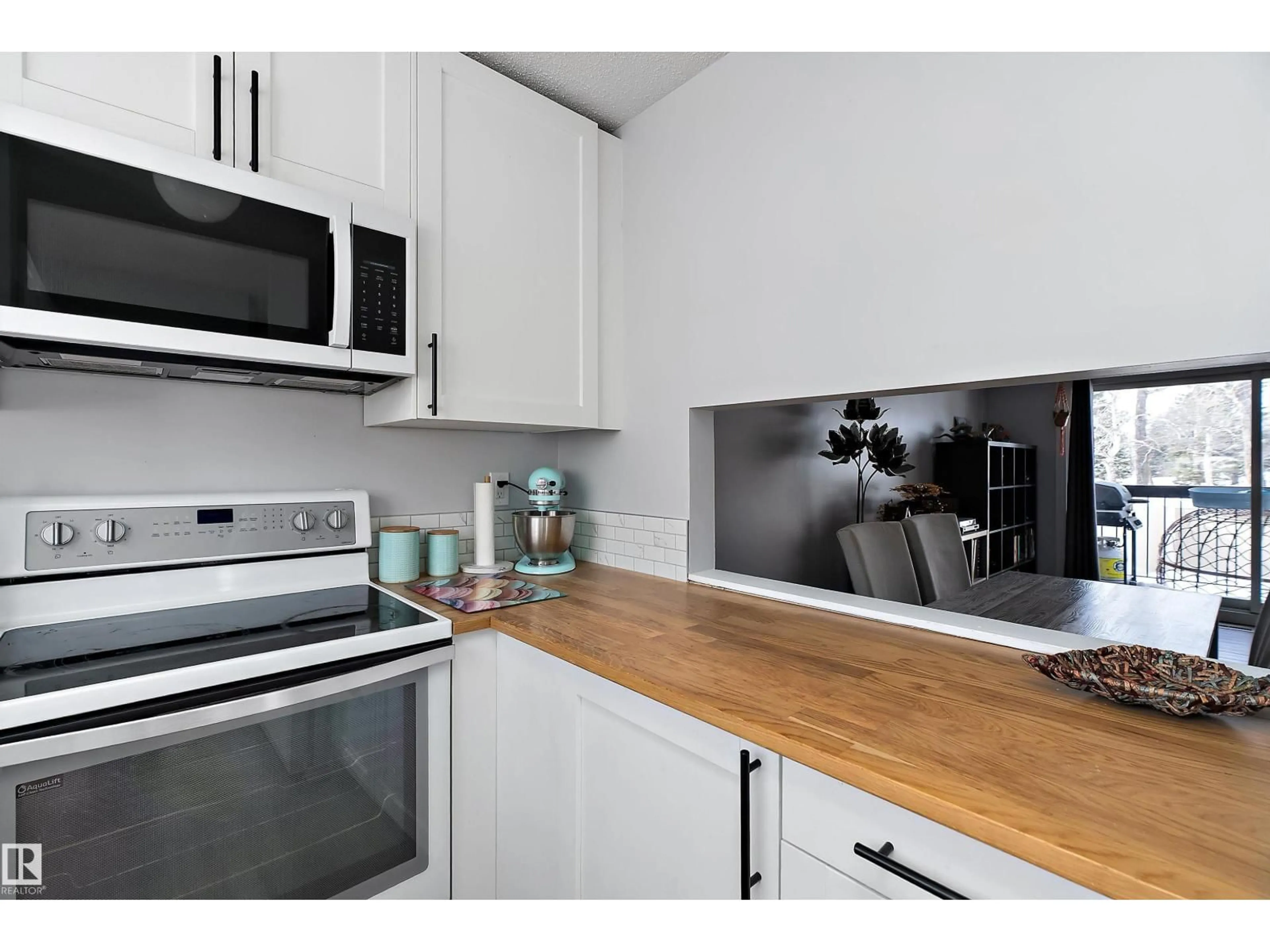 Standard kitchen, wood/laminate floor for NW - 14462 56 ST, Edmonton Alberta T5A3R1