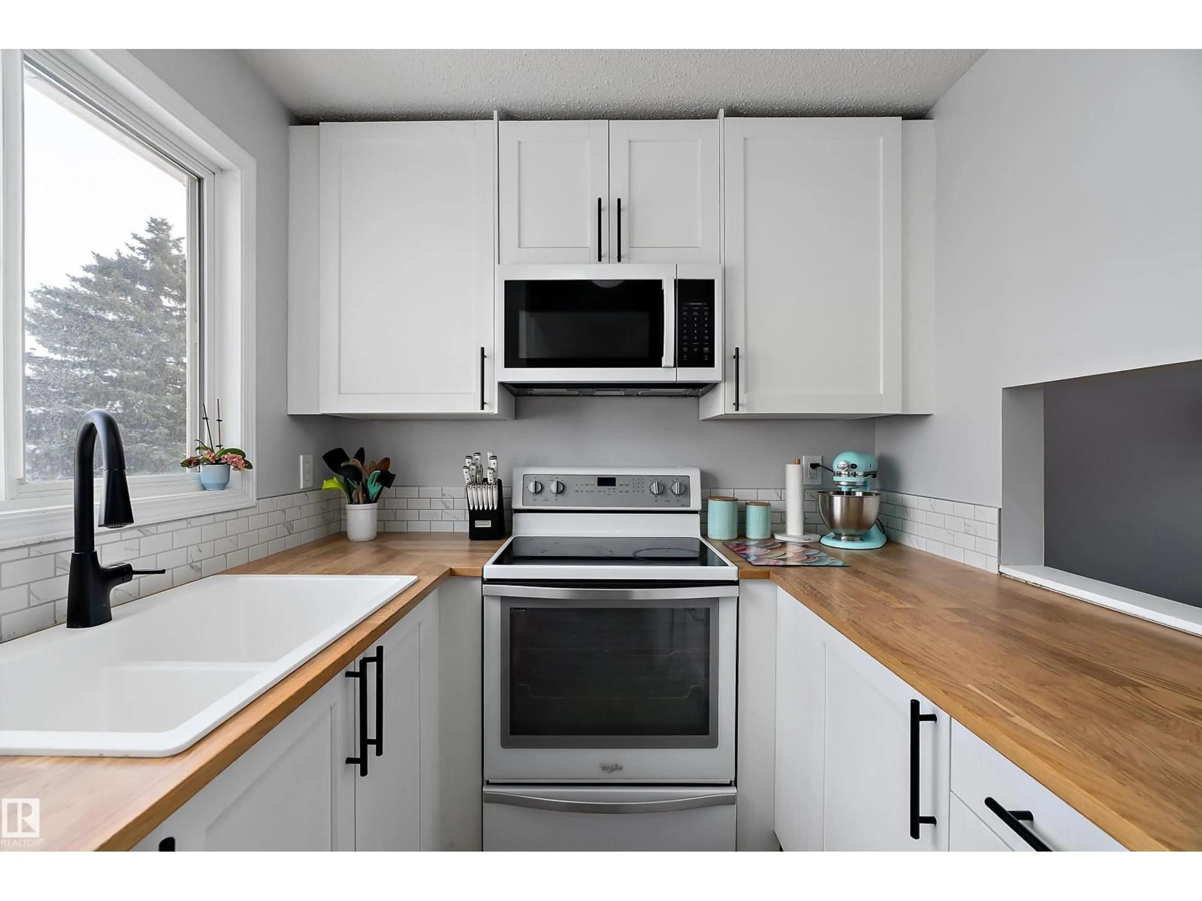 Standard kitchen, wood/laminate floor for NW - 14462 56 ST, Edmonton Alberta T5A3R1