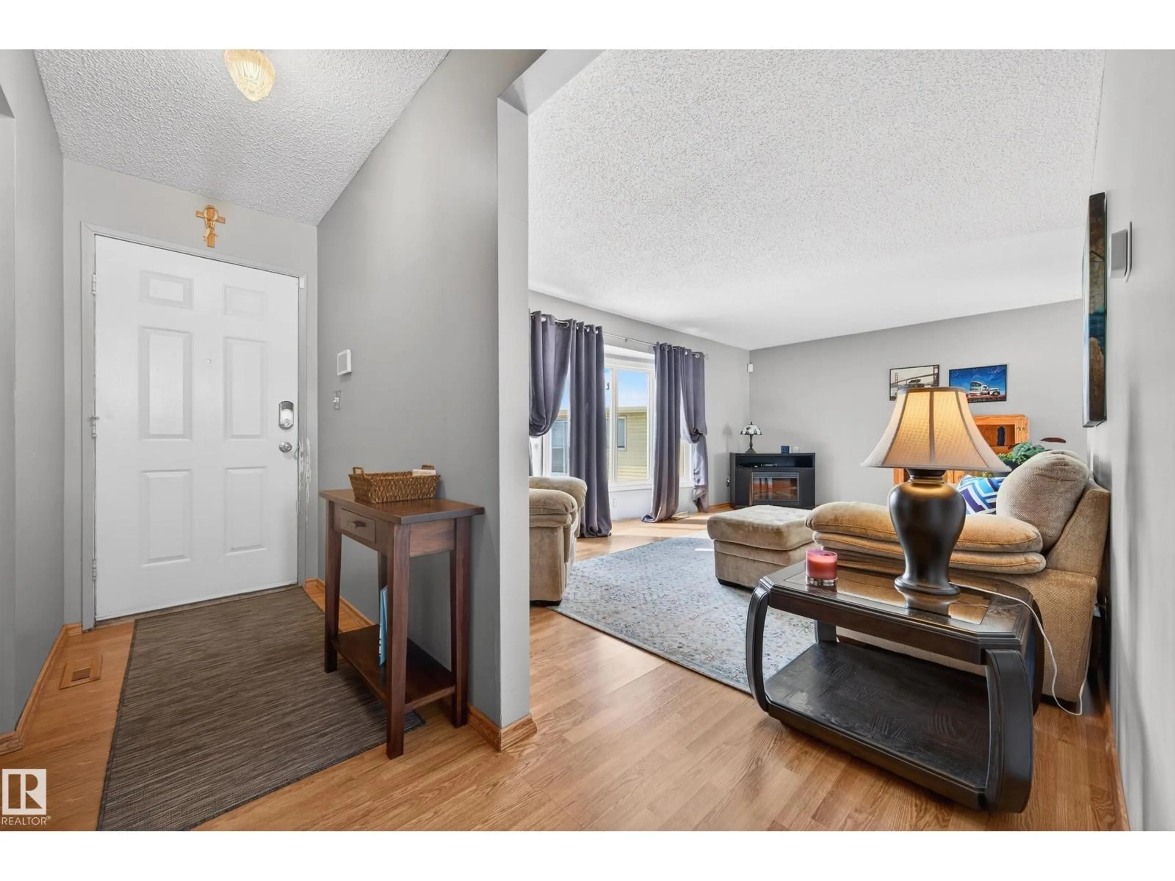 Indoor entryway for 4112 30 AV, Edmonton Alberta T6L3W4