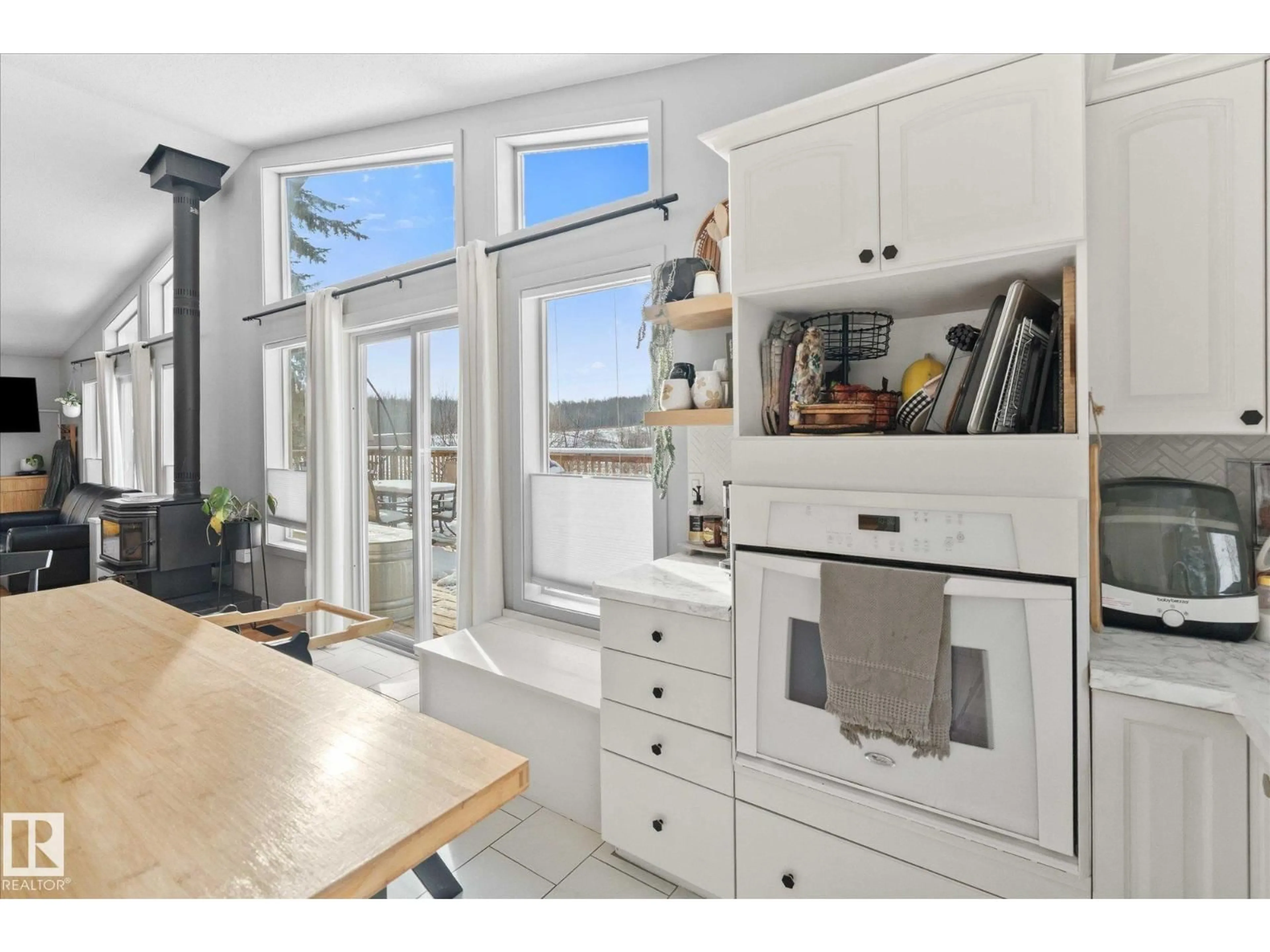 Open concept kitchen, unknown for 54027 HWY 43, Rural Lac Ste. Anne County Alberta T0E1V0