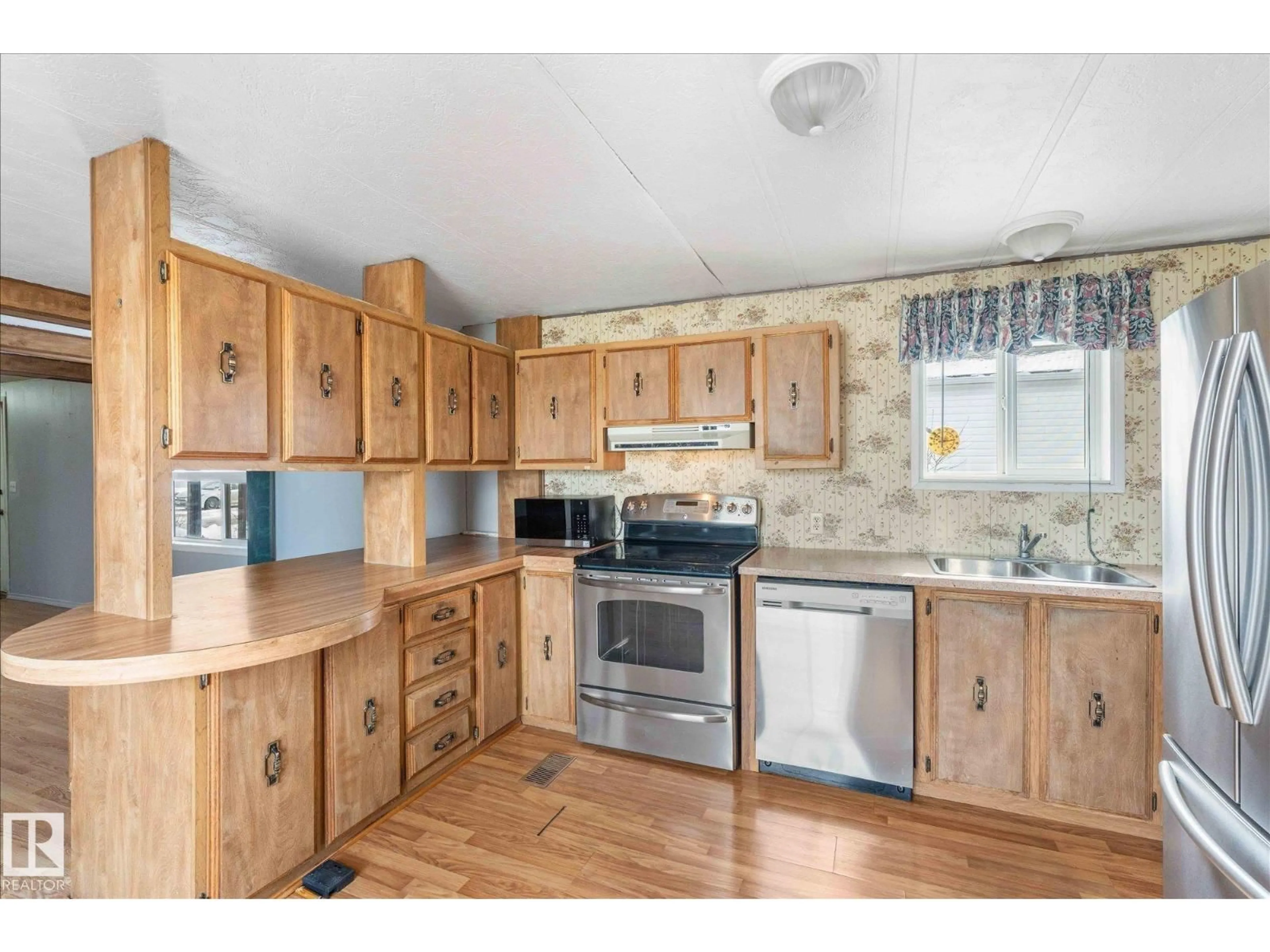 Standard kitchen, wood/laminate floor for 1450 LAKELAND VILLAGE BLVD, Sherwood Park Alberta T8H1L8